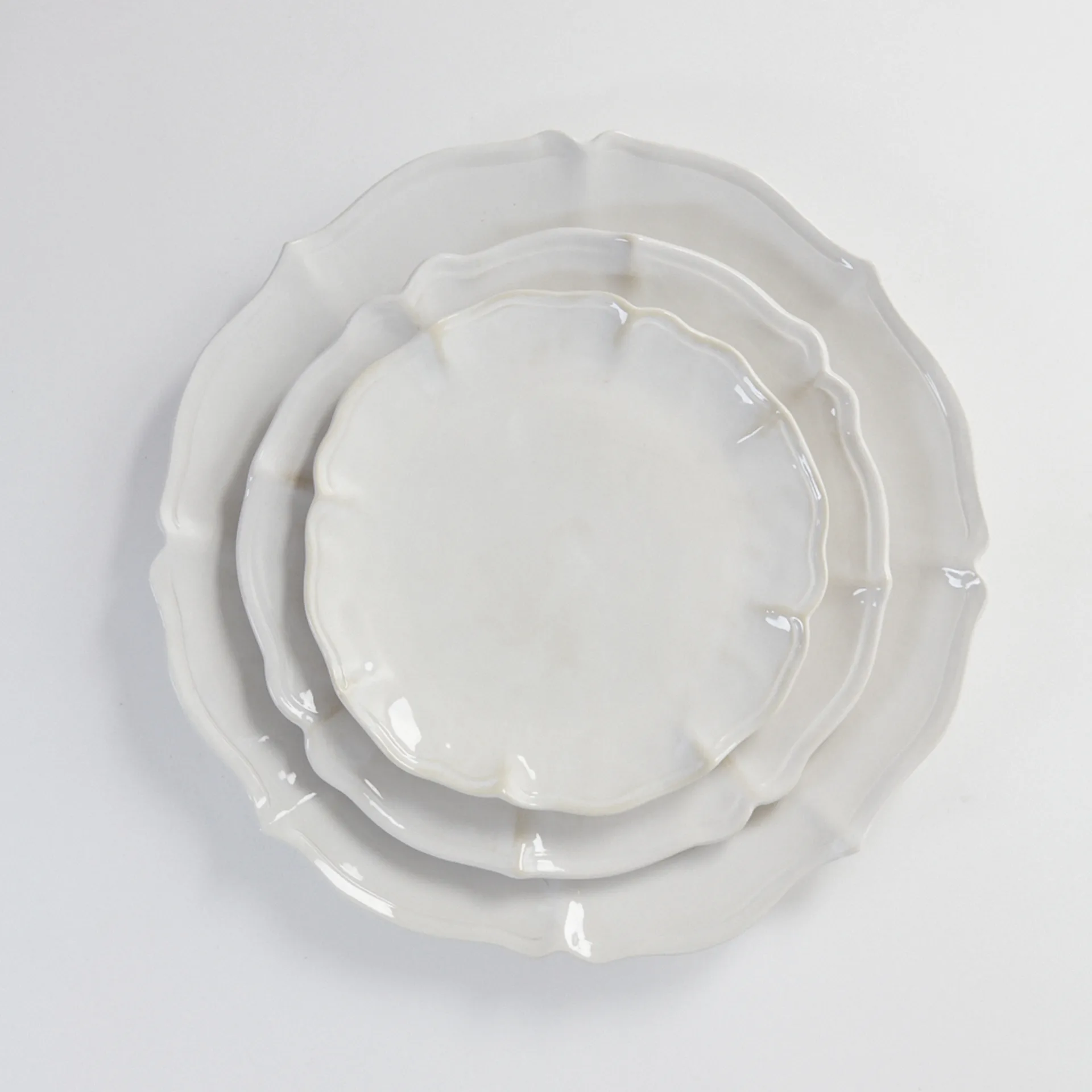 Piatto grande Judith Ø 34 cm, Bianco Olsson & Jensen