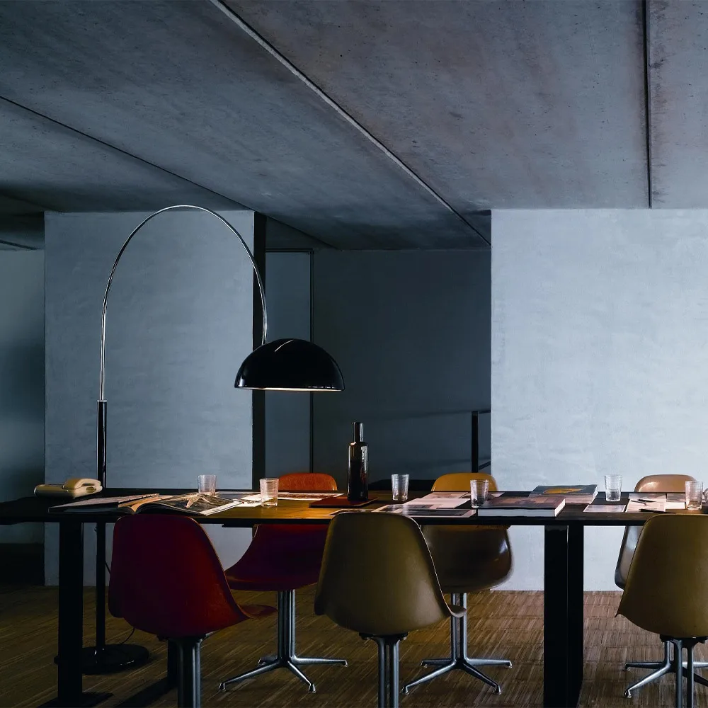 Lampada da pavimento Coupé 3320, nero, struttura cromata Oluce