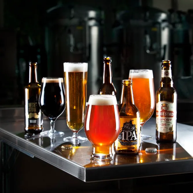 Bicchiere Da Birra a Tulipano Disegnato a Mano, Pieno Di Birra Scura