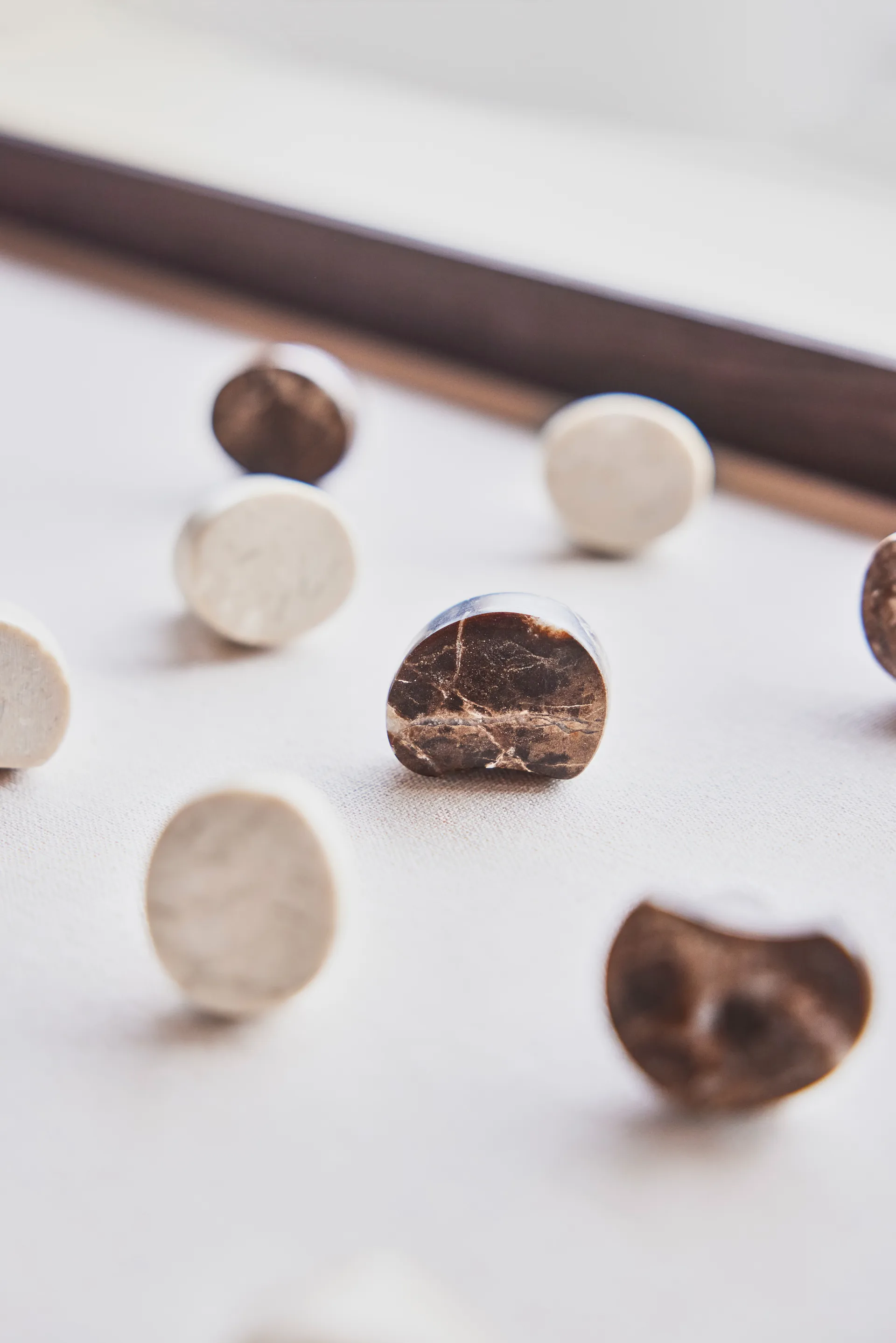 Gancio in marmo Savi n.1, Cioccolato OYOY