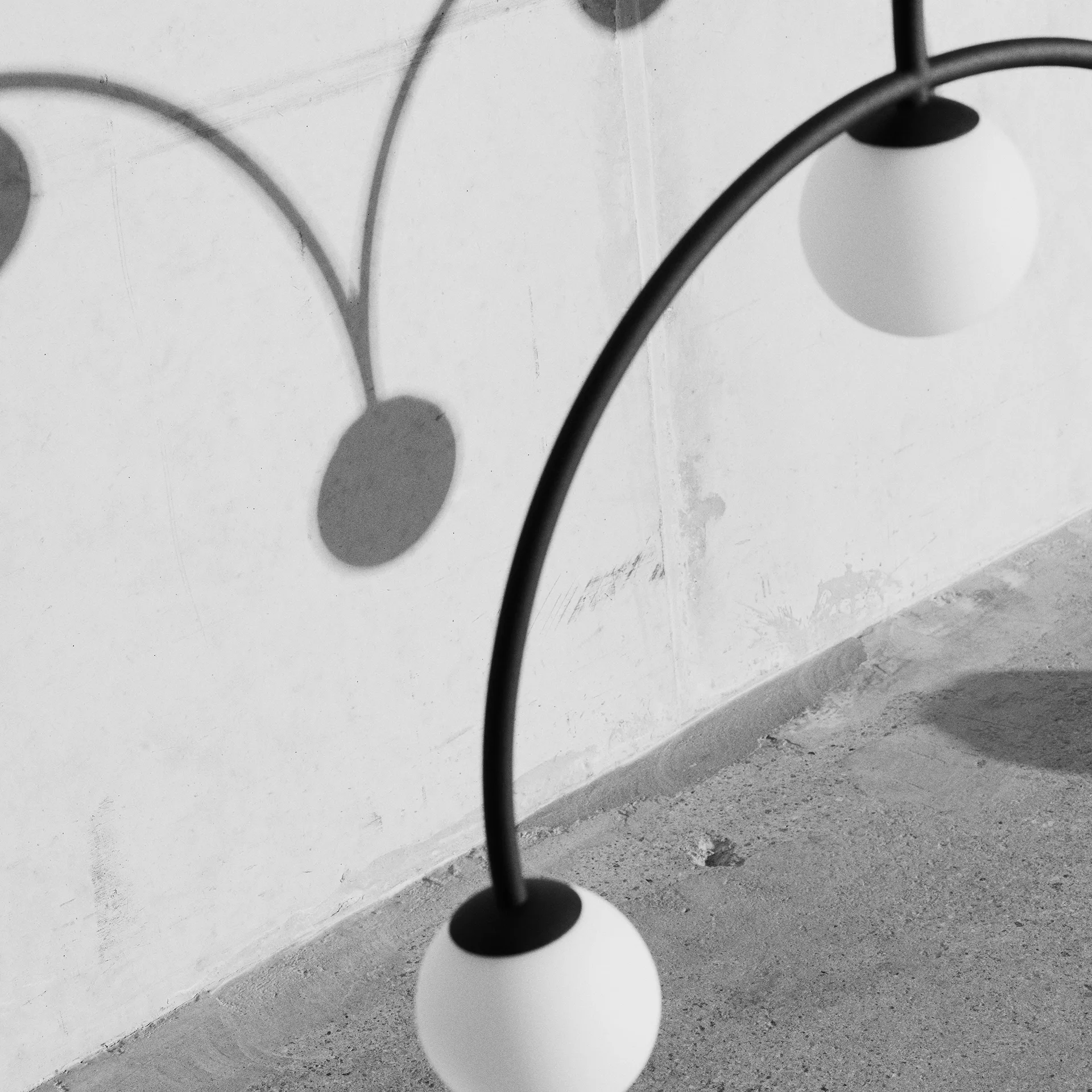 Plafoniera Bounce 116, nero-vetro opalino Pholc