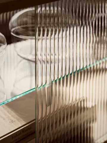 Vetrina Pira - Noce-vetro scanalato, 90x31 cm, 4 ante - Pira