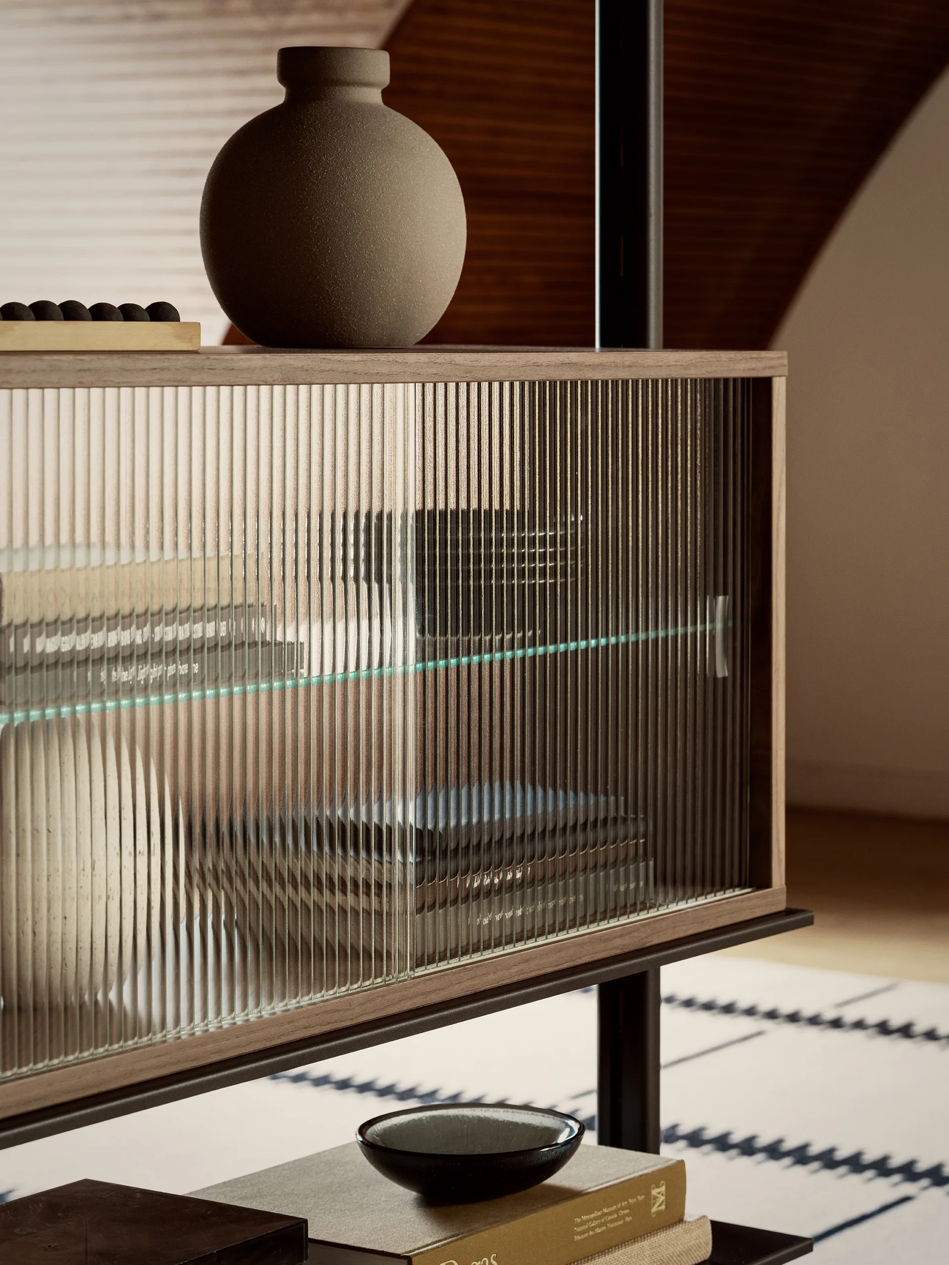 Vetrina Pira, Noce-vetro scanalato, 90x31 cm, 4 ante Pira