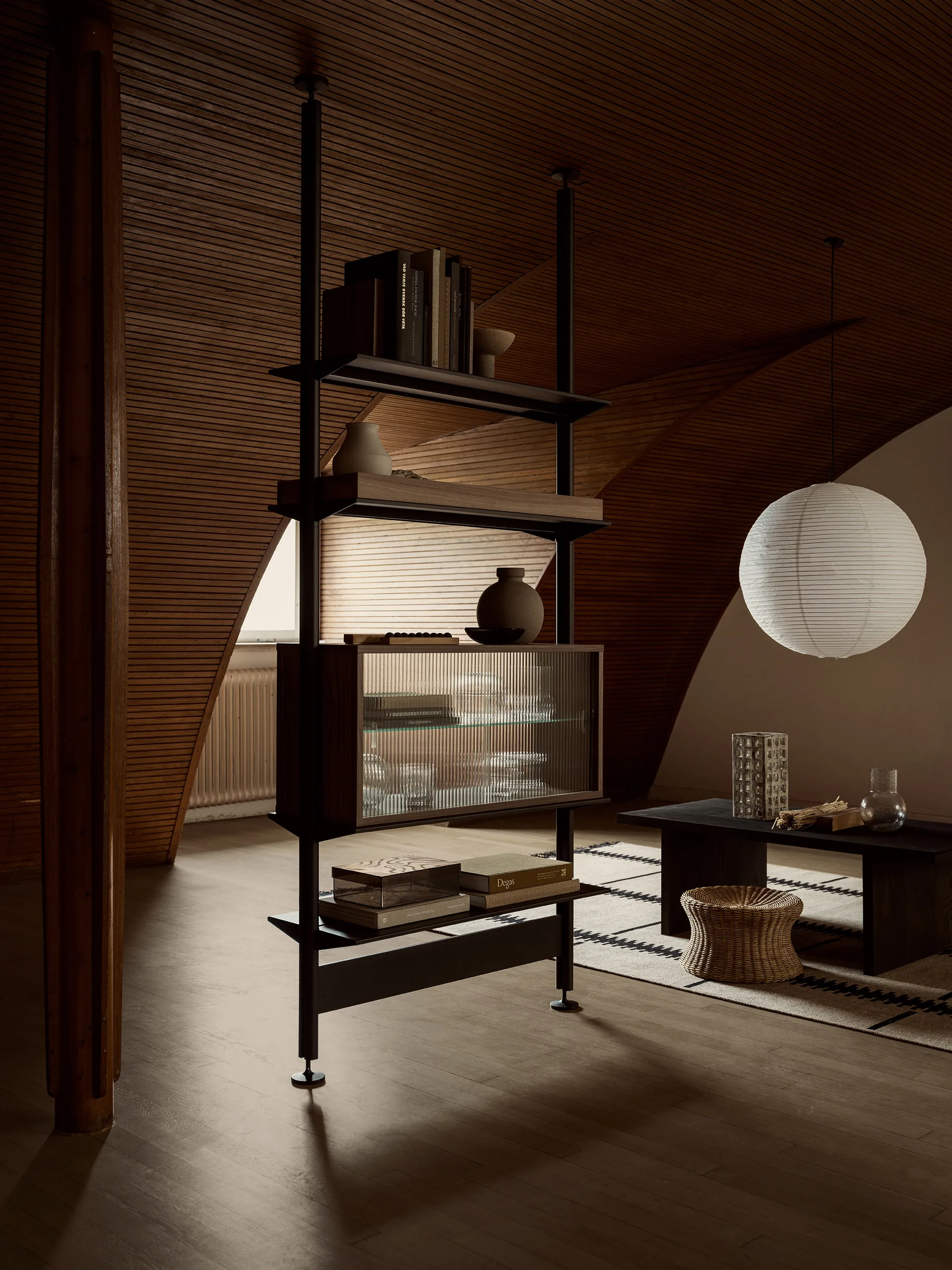 Vetrina Pira, Noce-vetro scanalato, 90x31 cm, schiena in vetro Pira