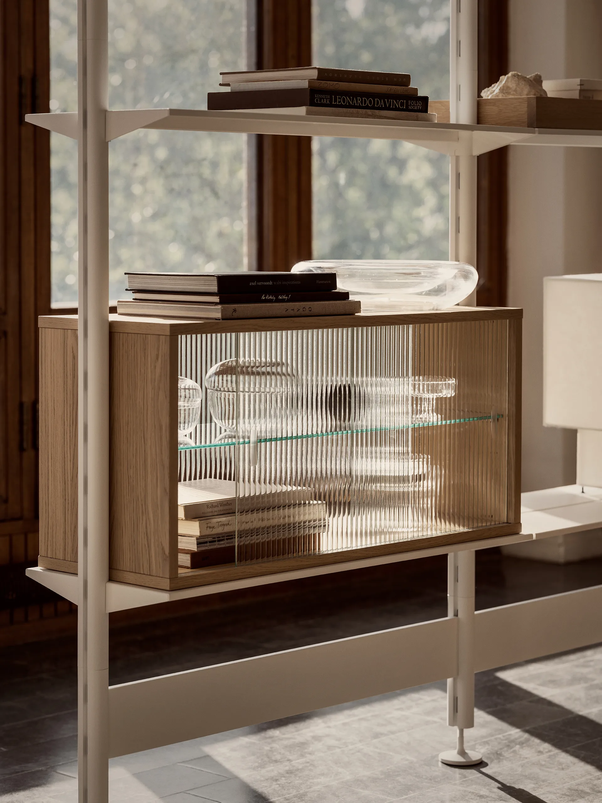 Vetrina Pira, Rovere sbiancato-vetro scanalato, 70x31 cm, schiena in vetro Pira