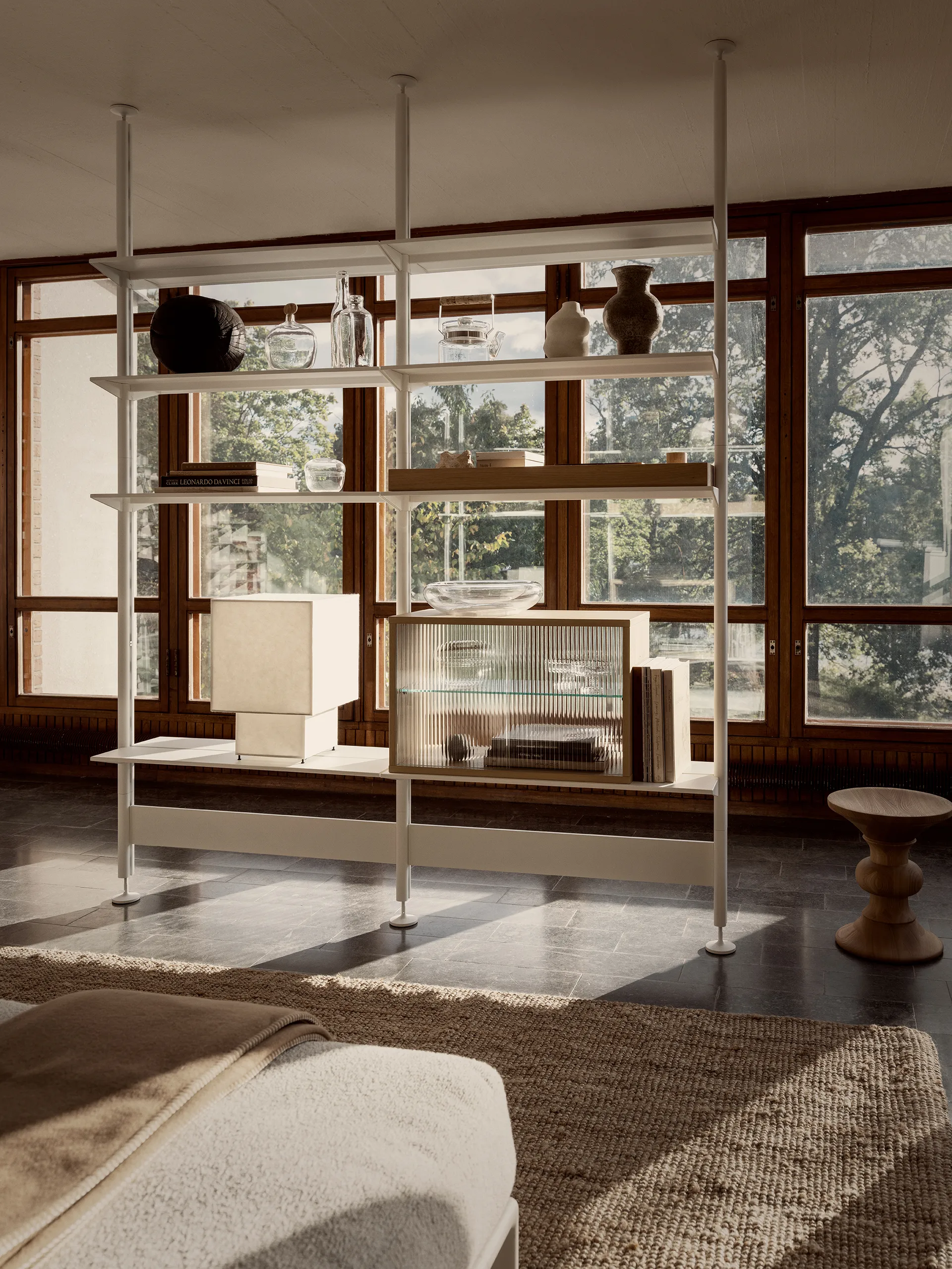 Vetrina Pira, Rovere sbiancato-vetro scanalato, 90x31 cm, schienale in vetro Pira