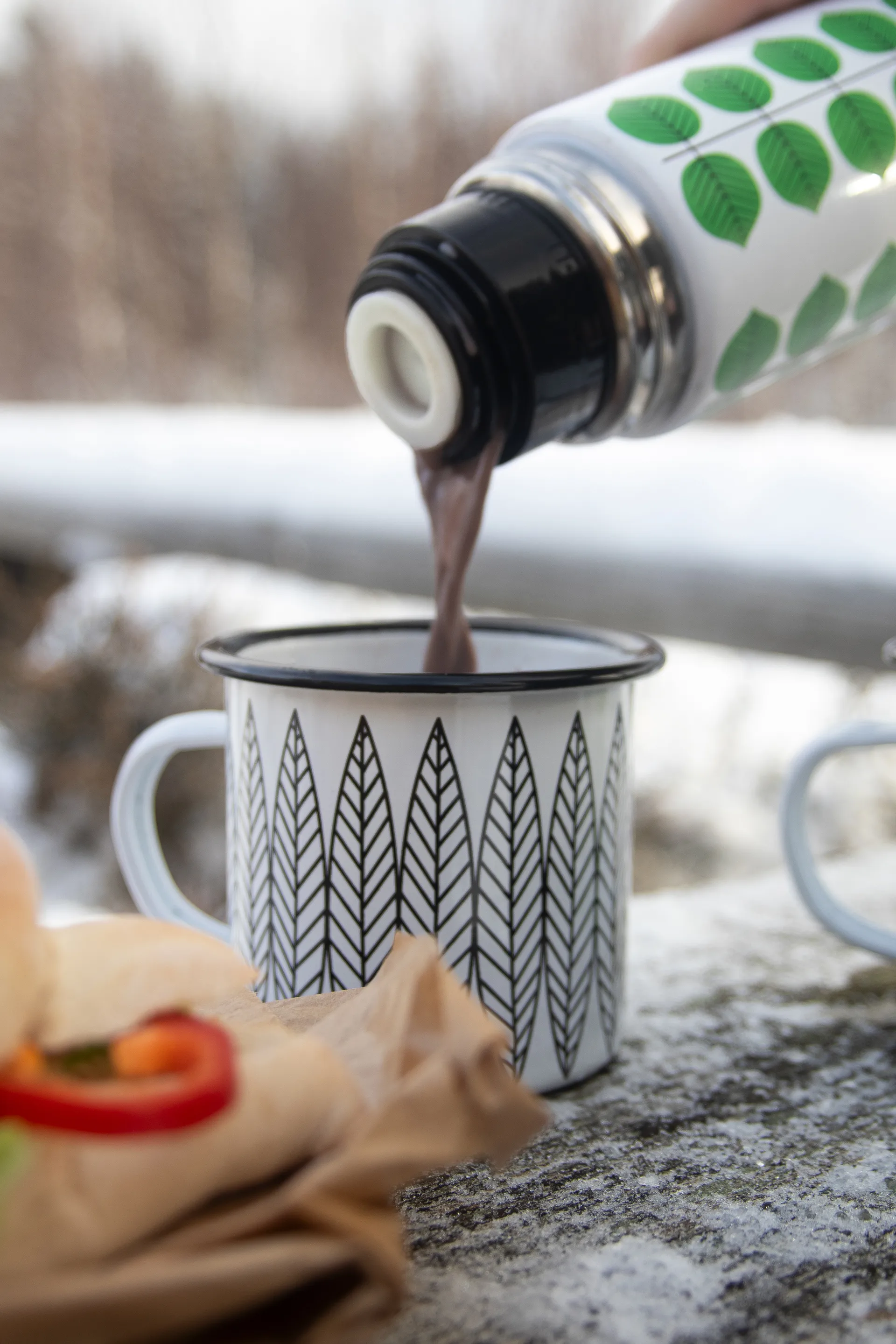 Tazza smaltata Salix, Bianco-nero Pluto Design