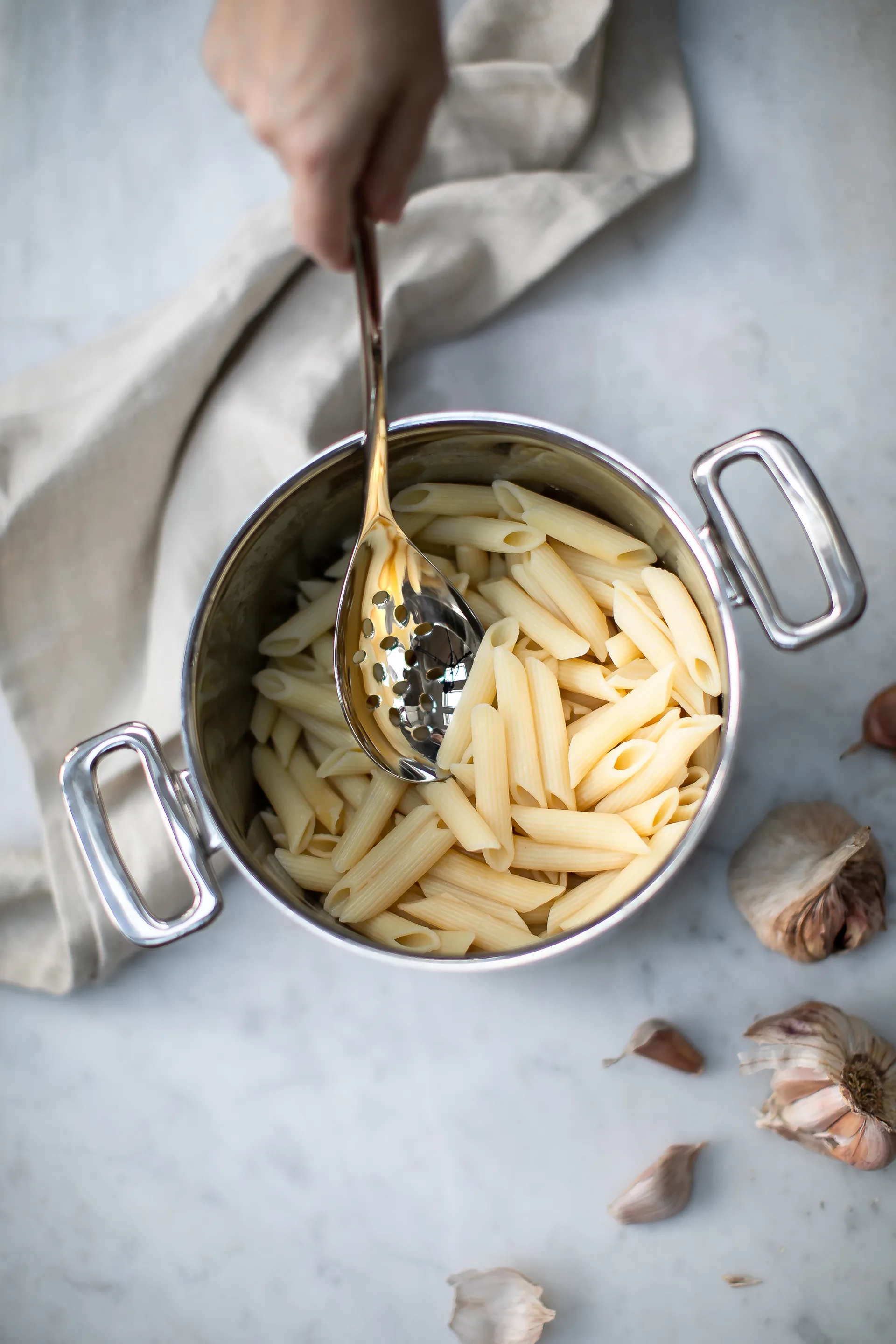 Mestolo da portata profondo forato Signature 32 cm, Acciaio inossidabile Robert Welch