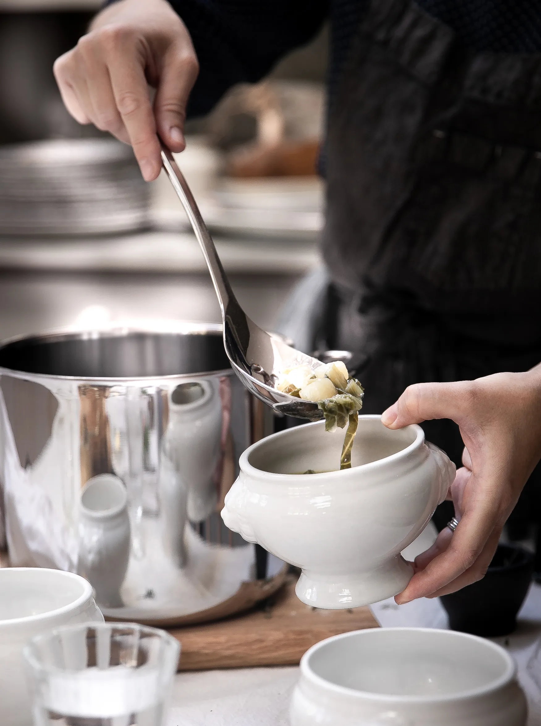 Mestolo da portata profondo forato Signature 32 cm, Acciaio inossidabile Robert Welch