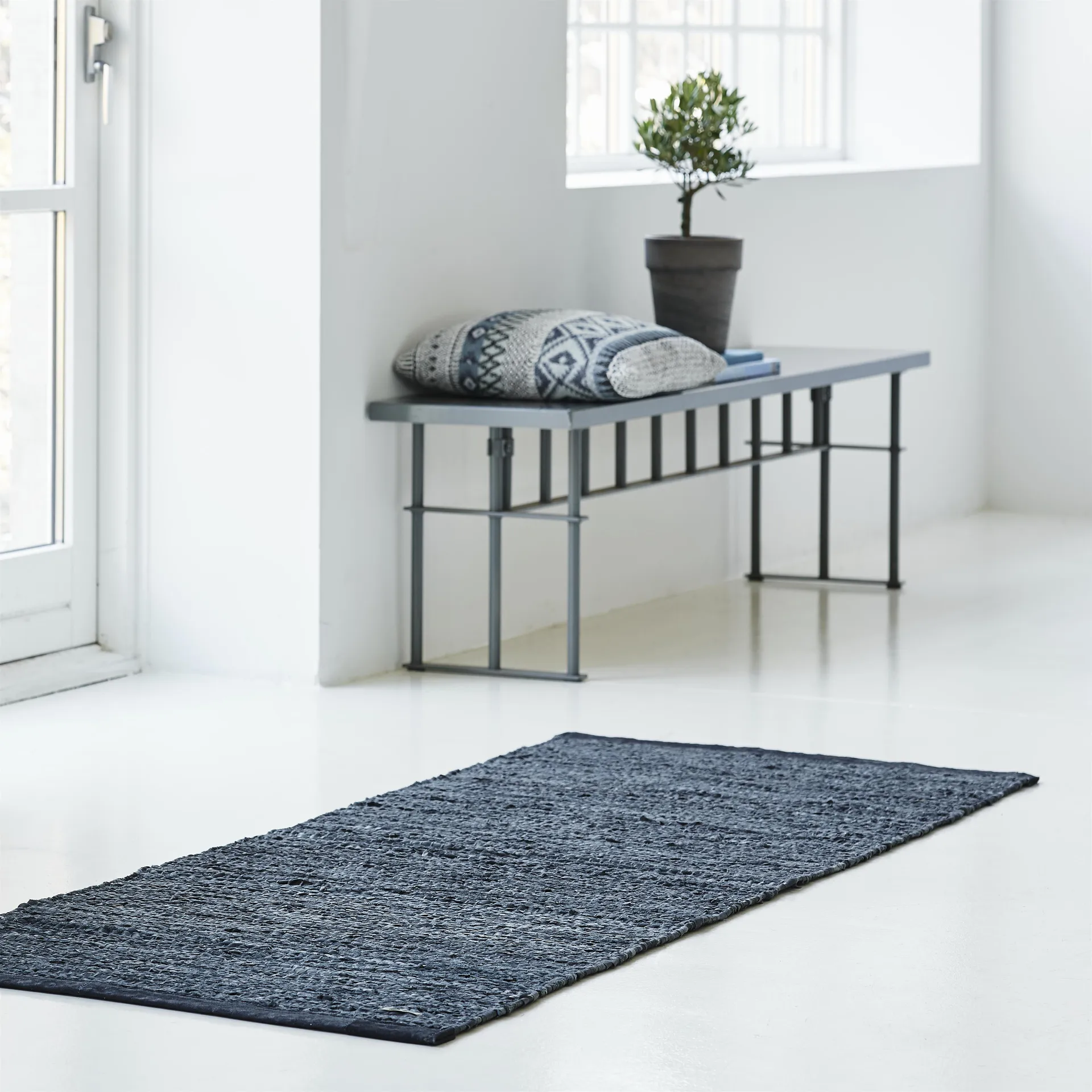 Tappeto Leather 65x135 cm, dark grey (grigio scuro) Rug Solid