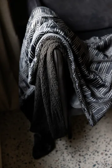 Plaid in pile Rut 130x170 cm - Nero
 - Sagaform