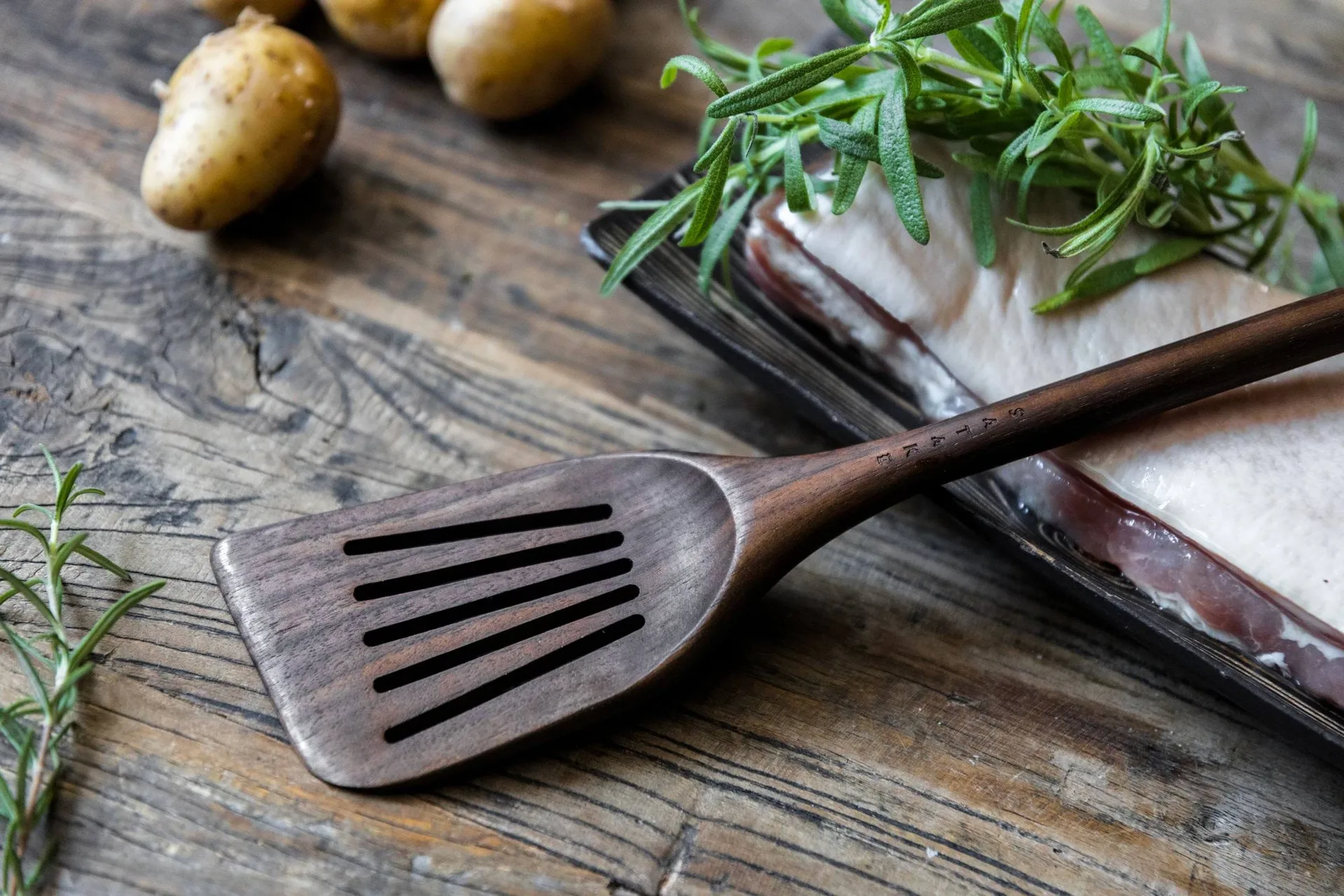 Spatola da cucina Satake 33,5 cm, Noce, forata Satake