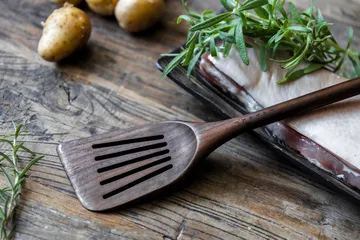 Spatola da cucina Satake 33,5 cm - Noce, forata - Satake