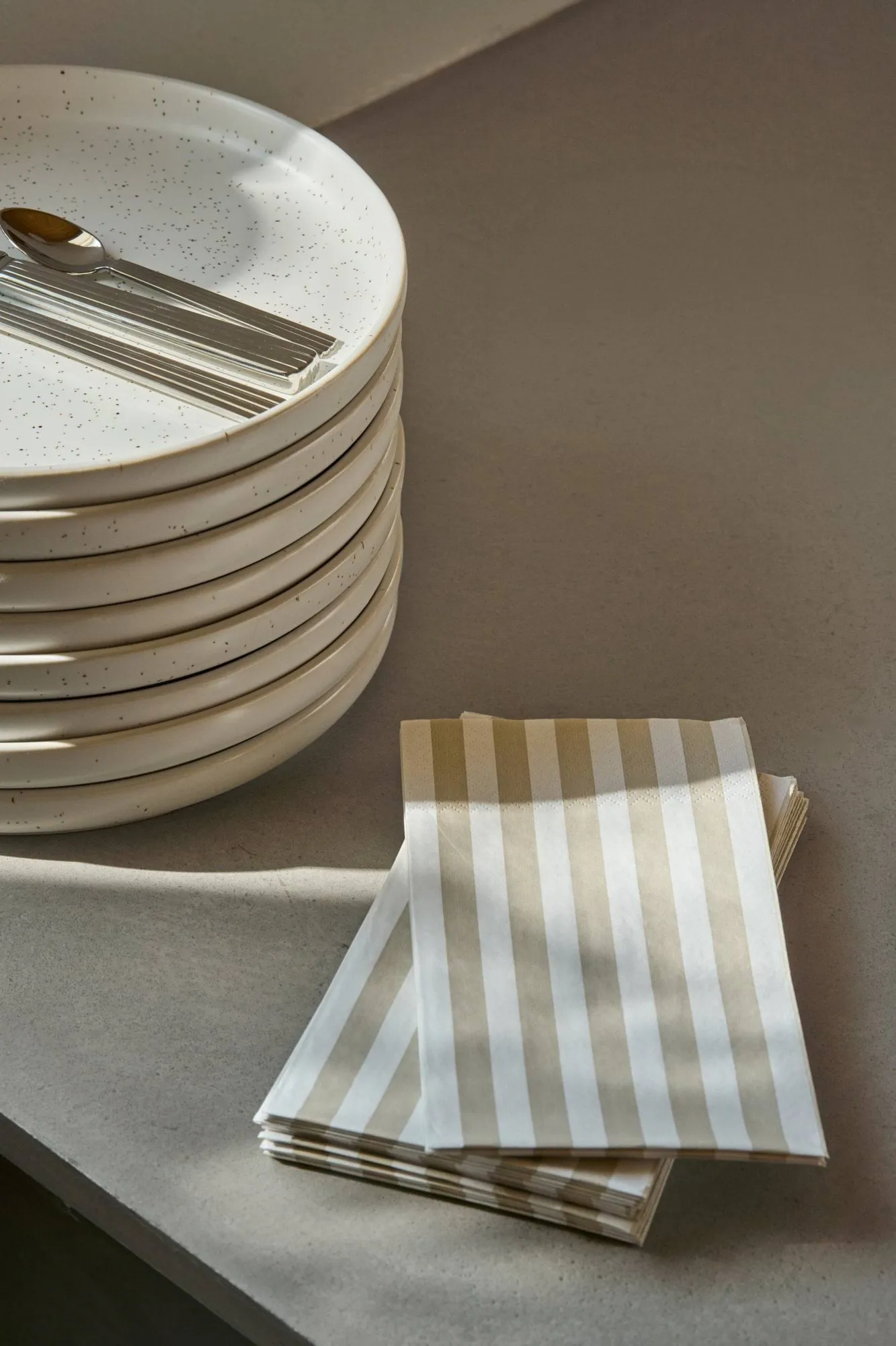 Bold Stripe tovagliolo di carta, Bianco-beige, confezione da 15, 33x40 cm Scandi Essentials