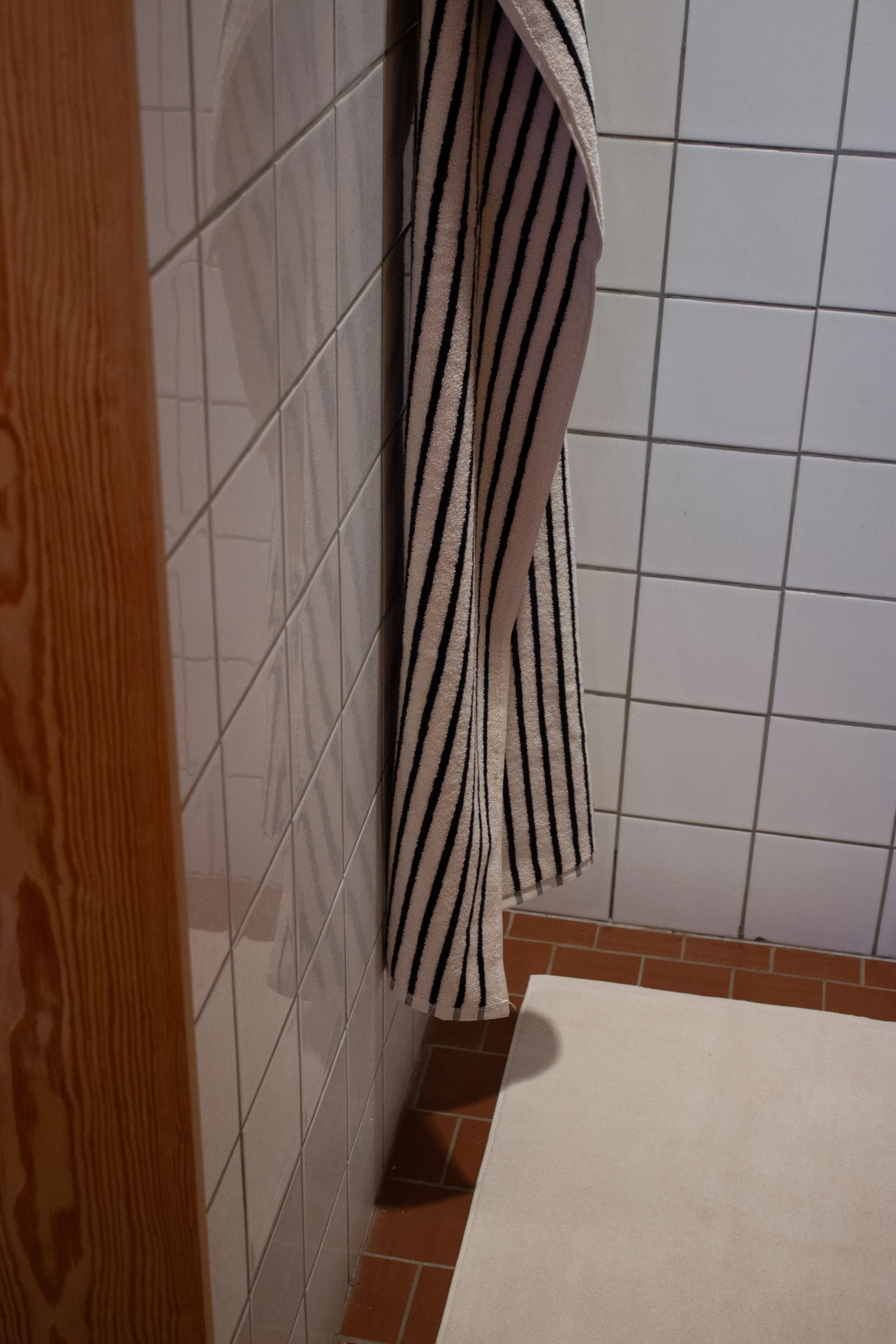 Asciugamano da bagno Drift 100x150 cm, Bianco-nero Scandi Living