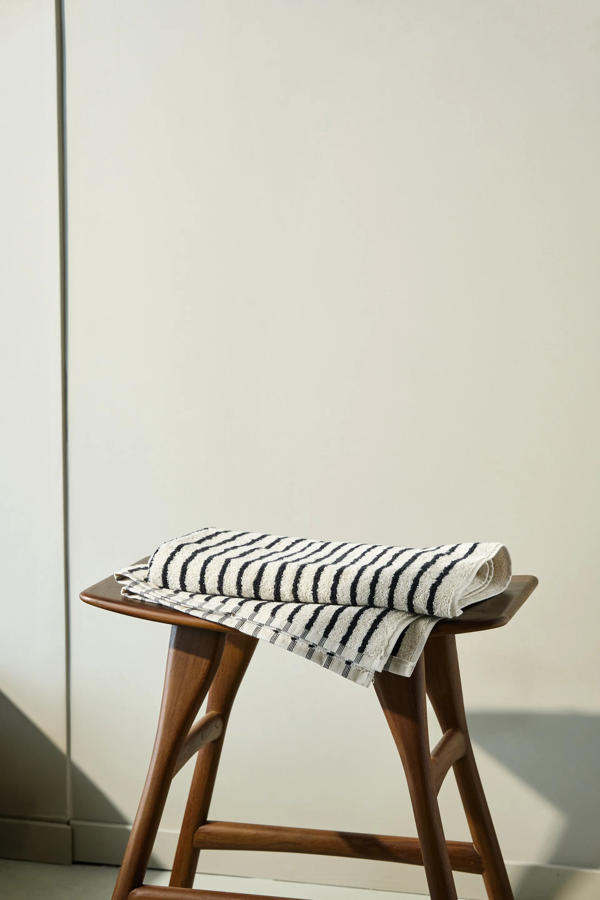 Asciugamano da bagno Drift 70x140 cm, Bianco-nero Scandi Living