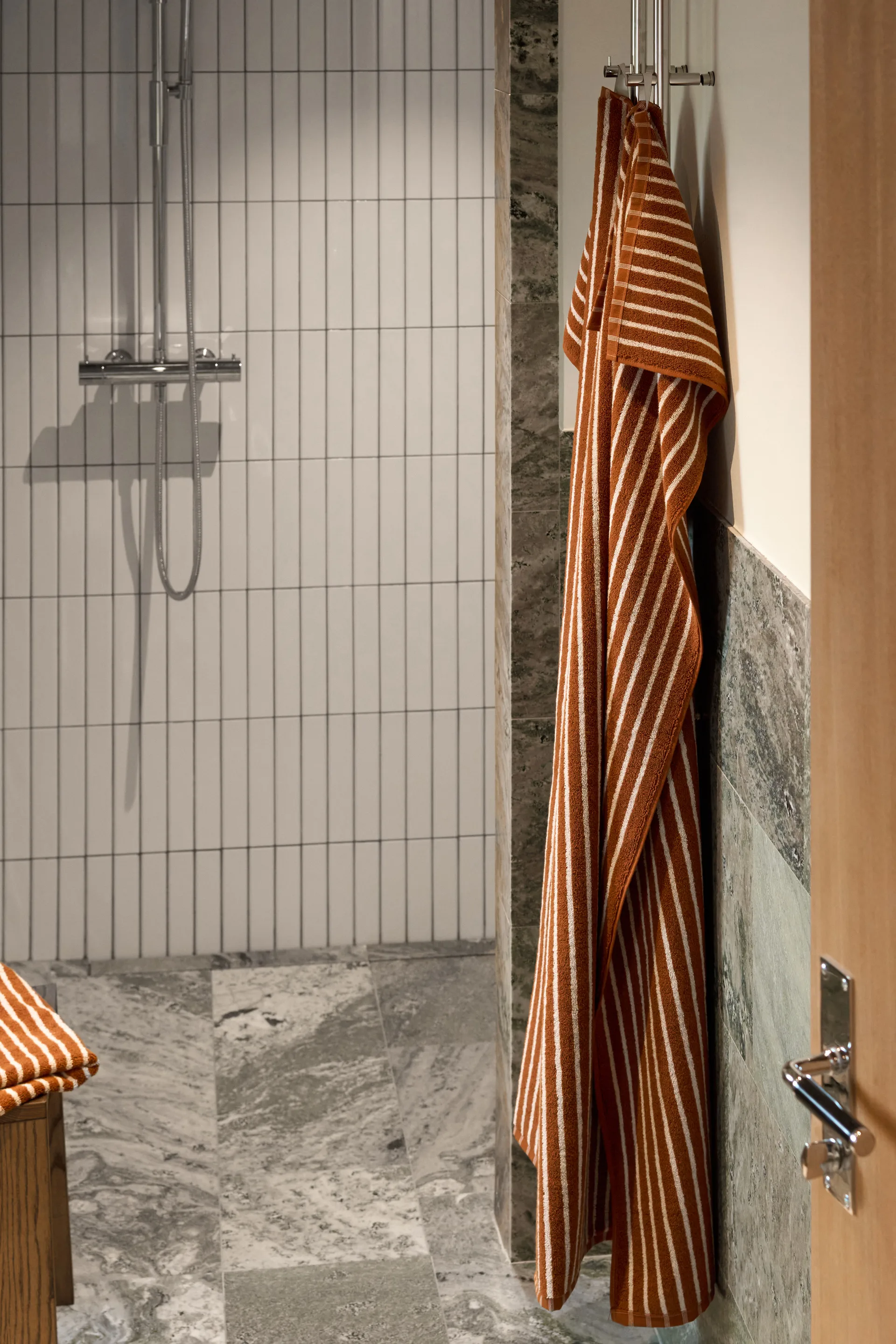 Asciugamano da bagno Drift 70x140 cm, Marrone-bianco Scandi Living