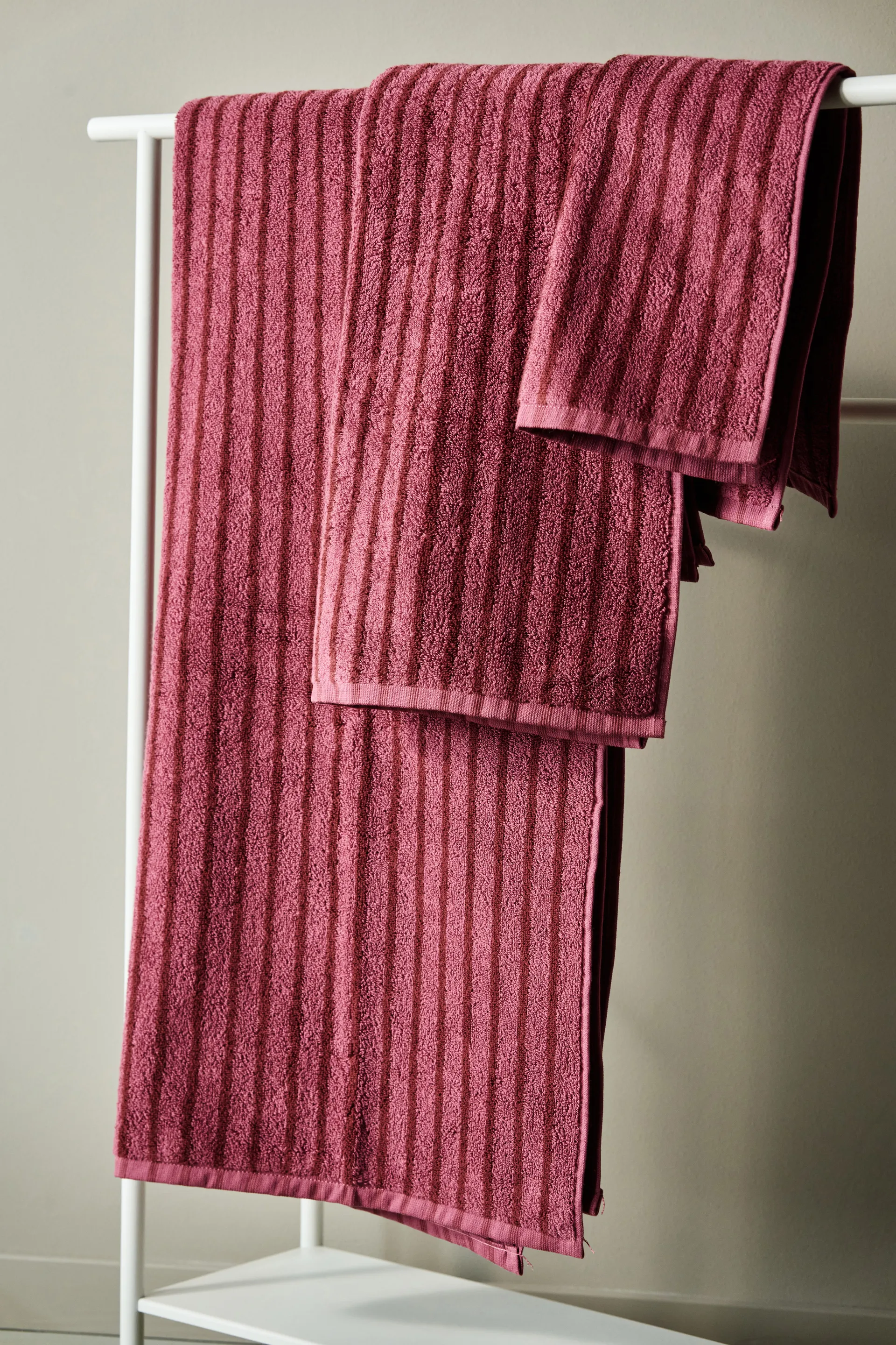 Asciugamano da bagno Drift 70x140 cm, Rosa-rosso Scandi Living