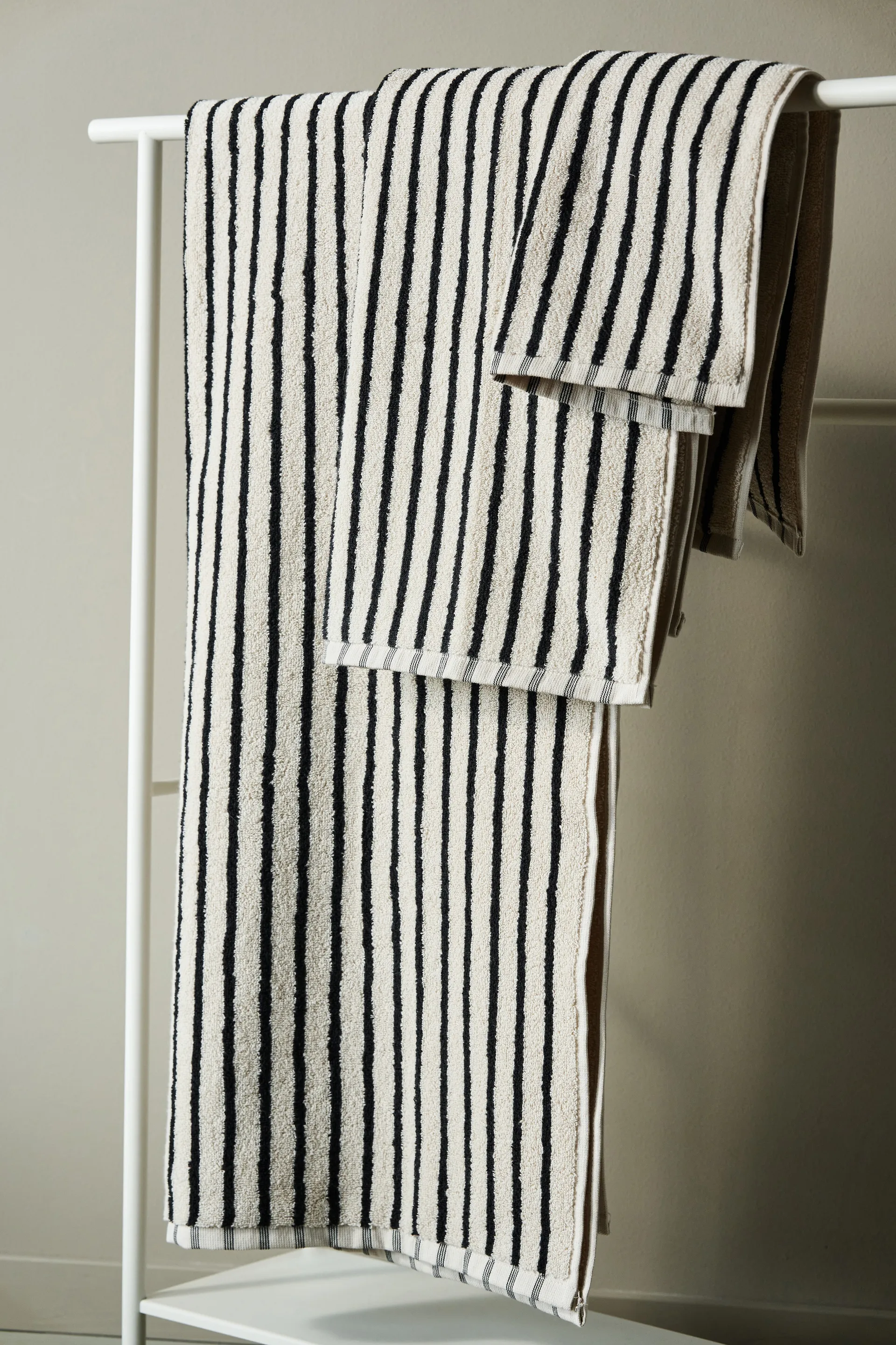 Asciugamano Drift 50x70 cm, Bianco-nero Scandi Living