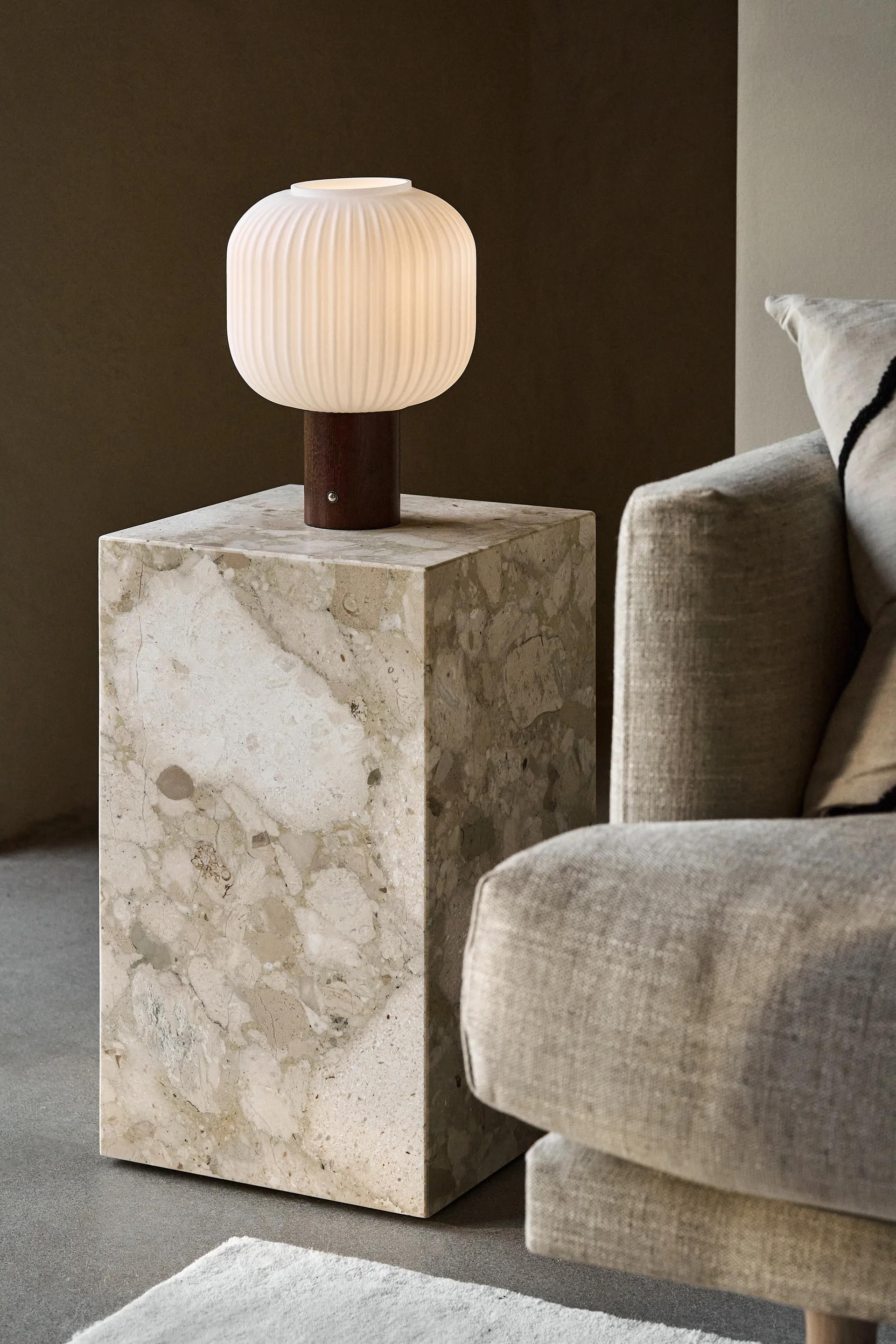 Lampada da tavolo portatile Fair, Vetro satinato-frassino tinto scuro Scandi Living