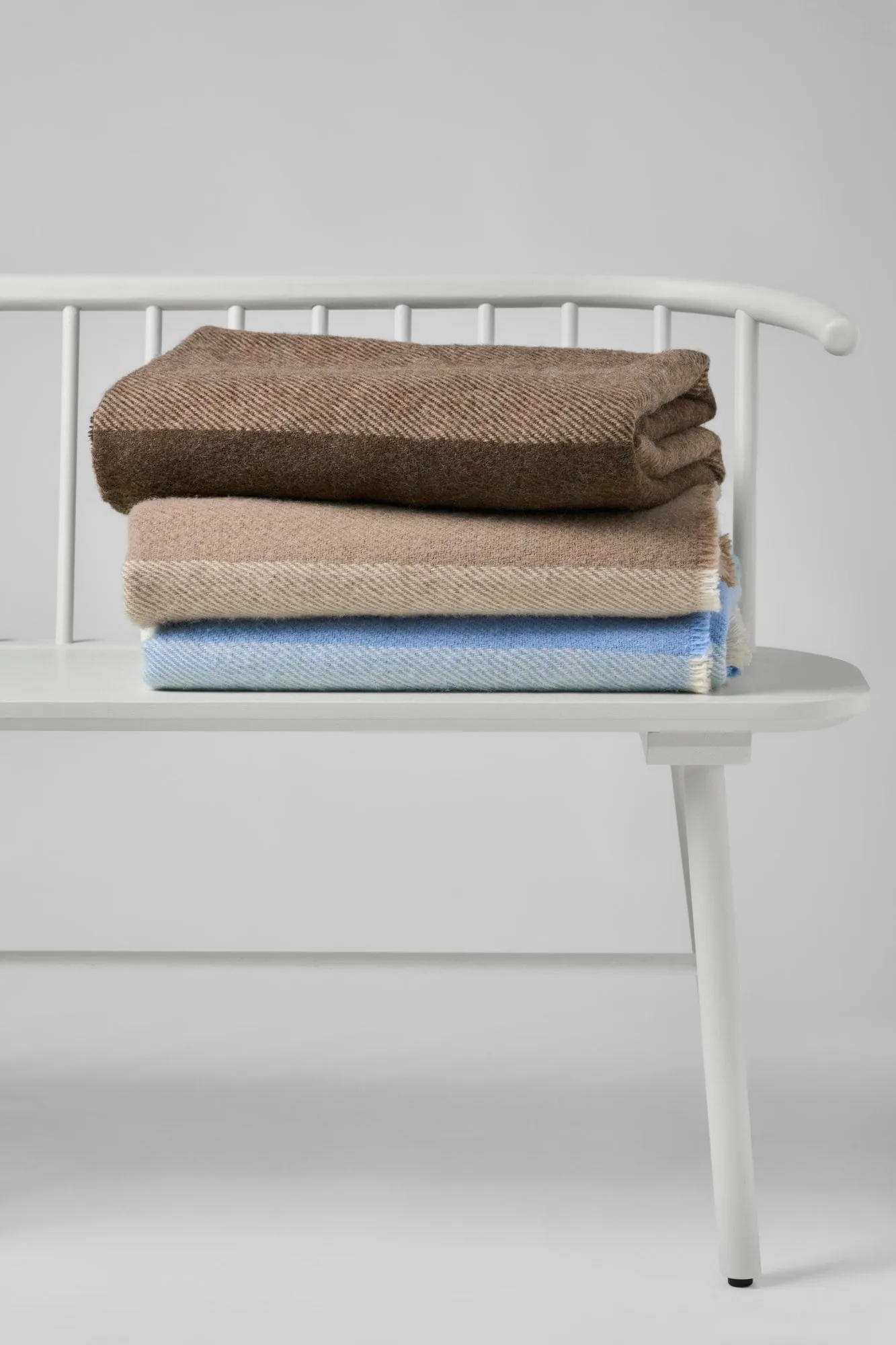 Row plaid in lana a righe, Azzurro chiaro, 120x185 cm Scandi Living