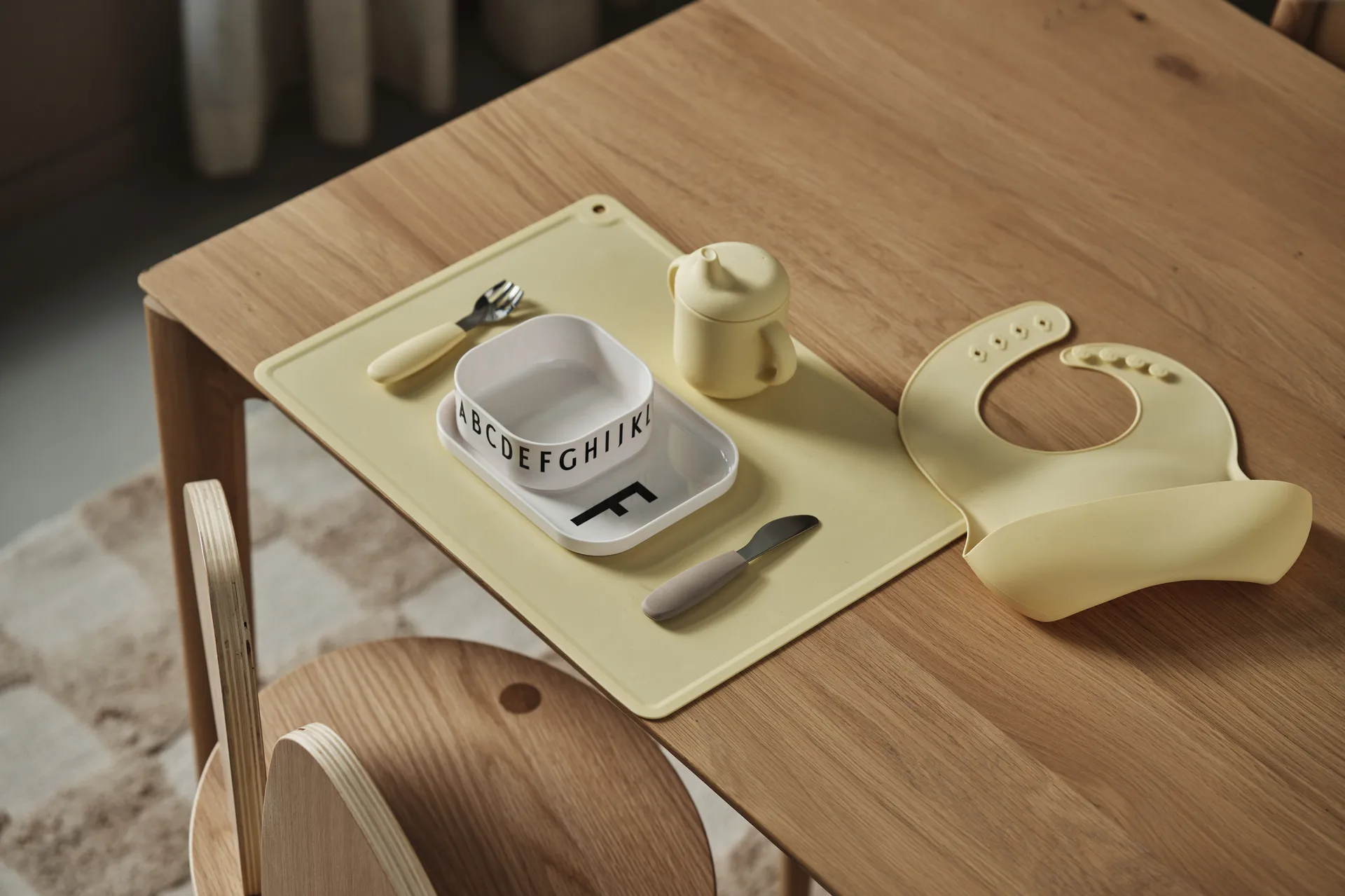 Tazza con beccuccio Elvie in silicone 180 ml, Limone Scandi Living