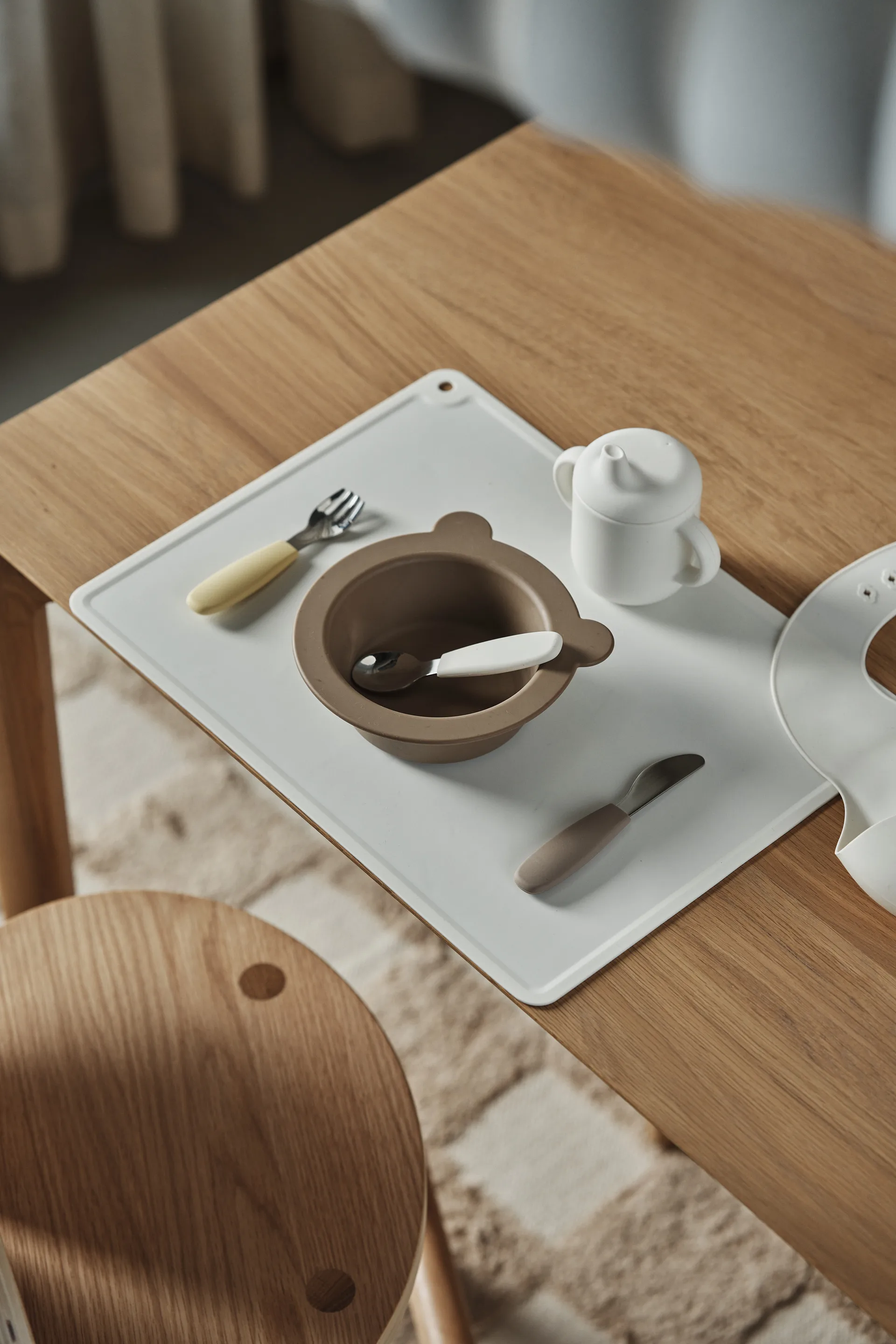 Tazza con beccuccio Elvie in silicone 180 ml, Vaniglia Scandi Living