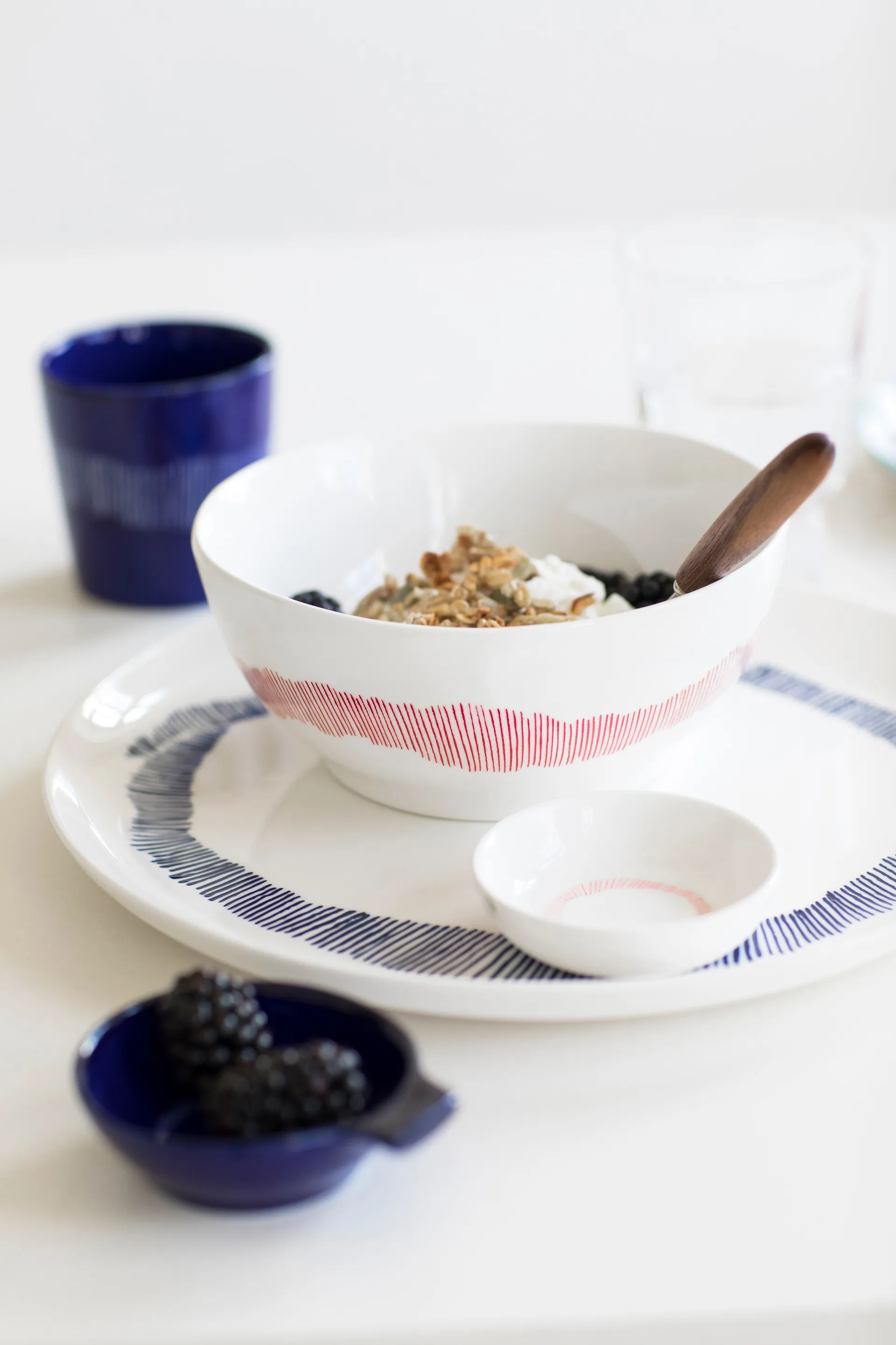 Piatto Ottolenghi Feast L Ø26 cm confezione da 2, White stripes-blue Serax