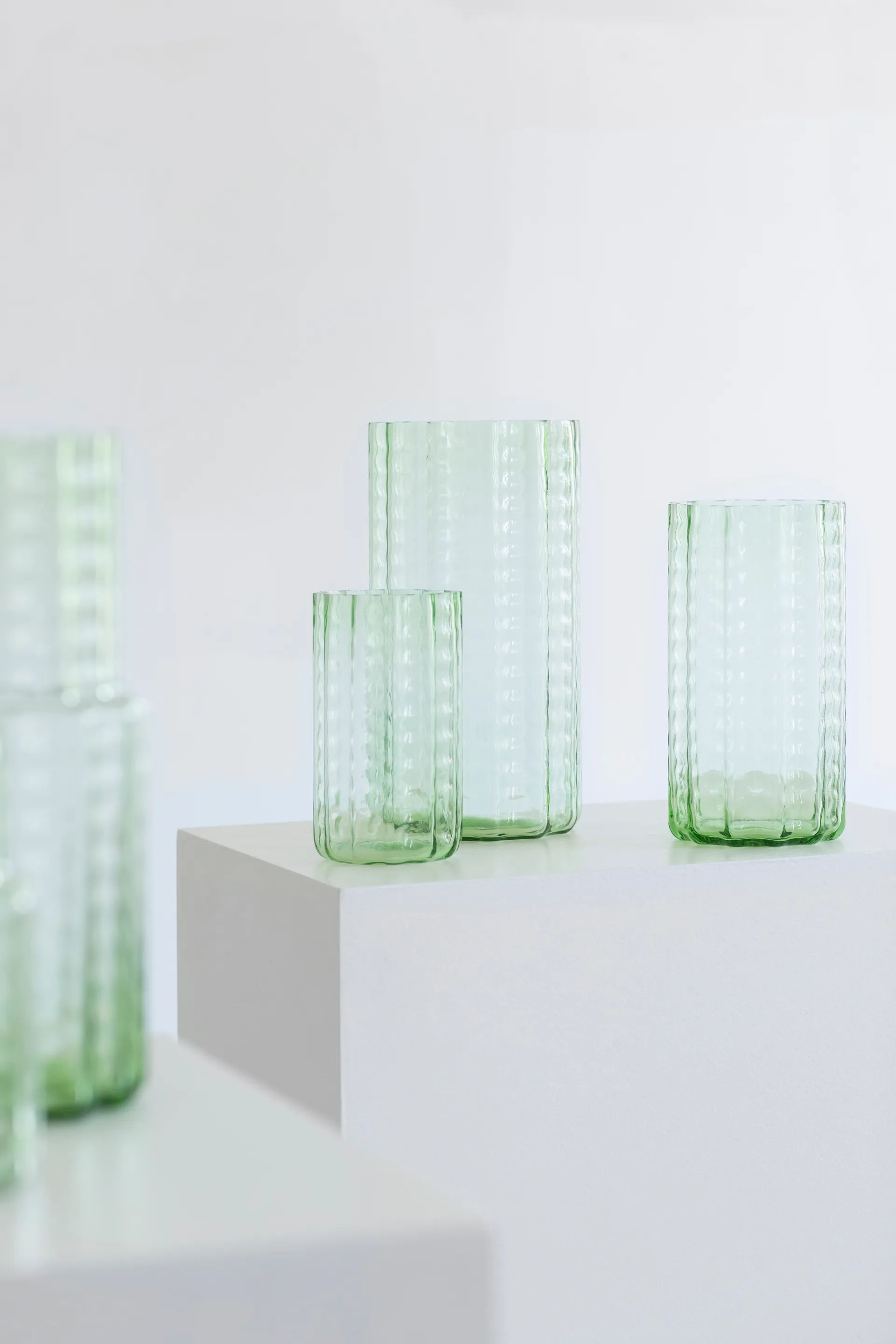 Vaso Waves 01 21 cm, Green-clear Serax