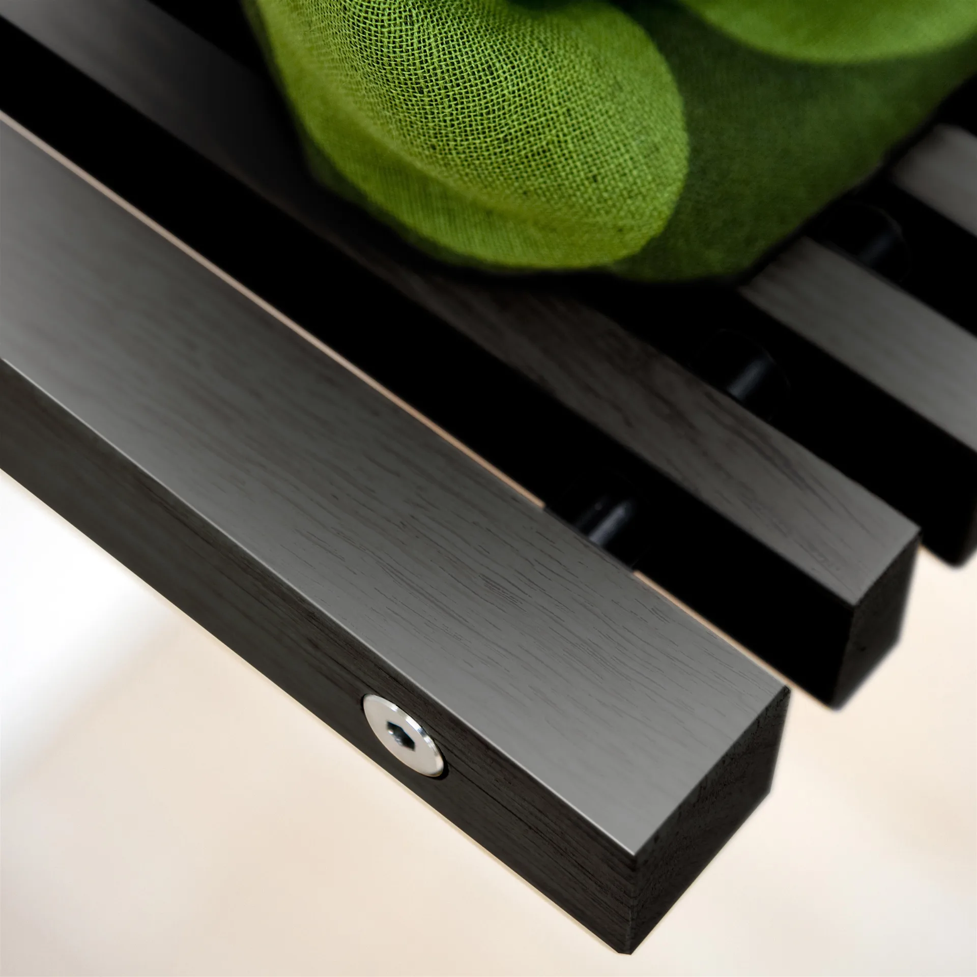 Sedia a parete Cutter, Rovere verniciato nero Skagerak