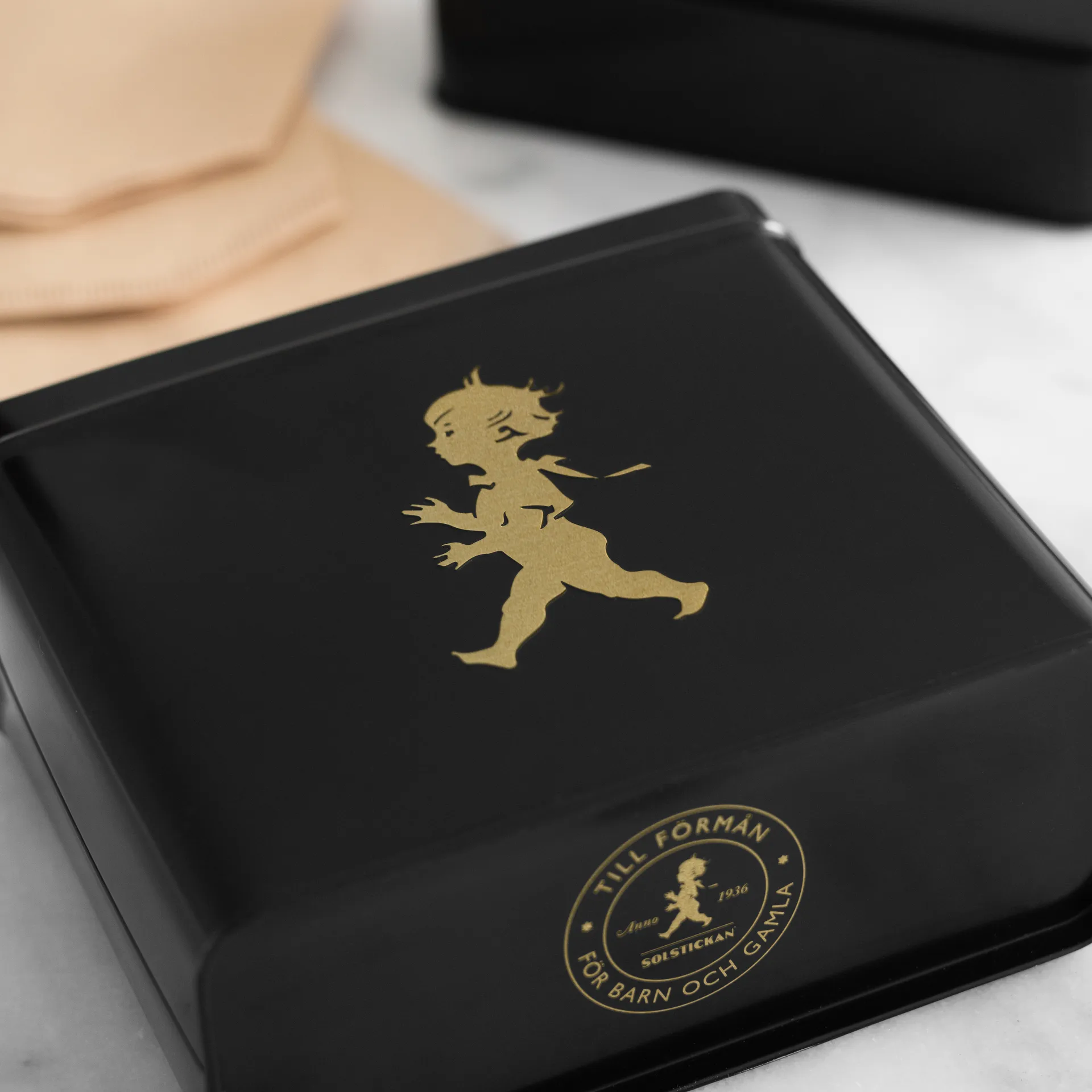 Barattolo per i filtri del caffè Solstickan 15.4x17 cm, Nero-oro Solstickan Design