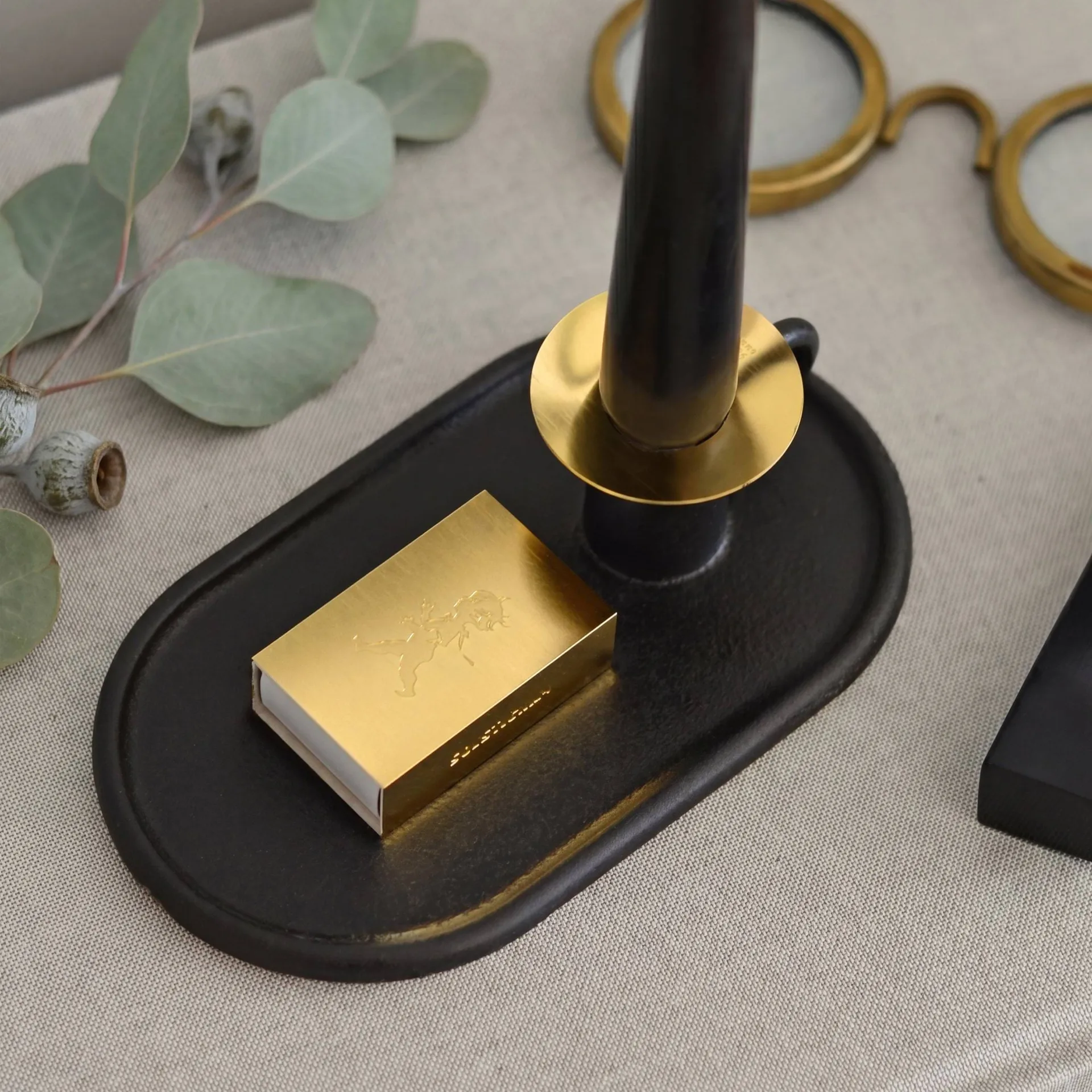 Candeliere da camera con astuccio per fiammiferi, Nero Solstickan Design