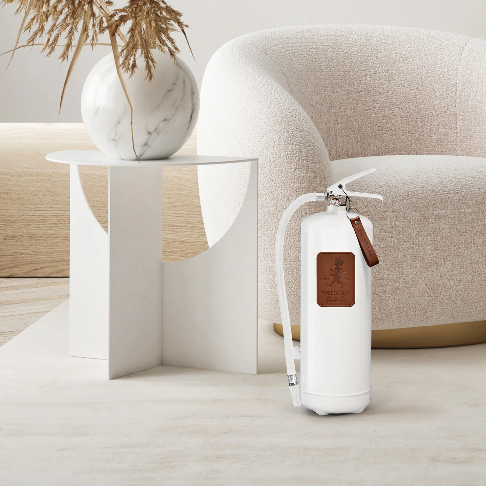 Estintore Solstickan 6 kg, Bianco-pelle marrone scuro  Solstickan Design