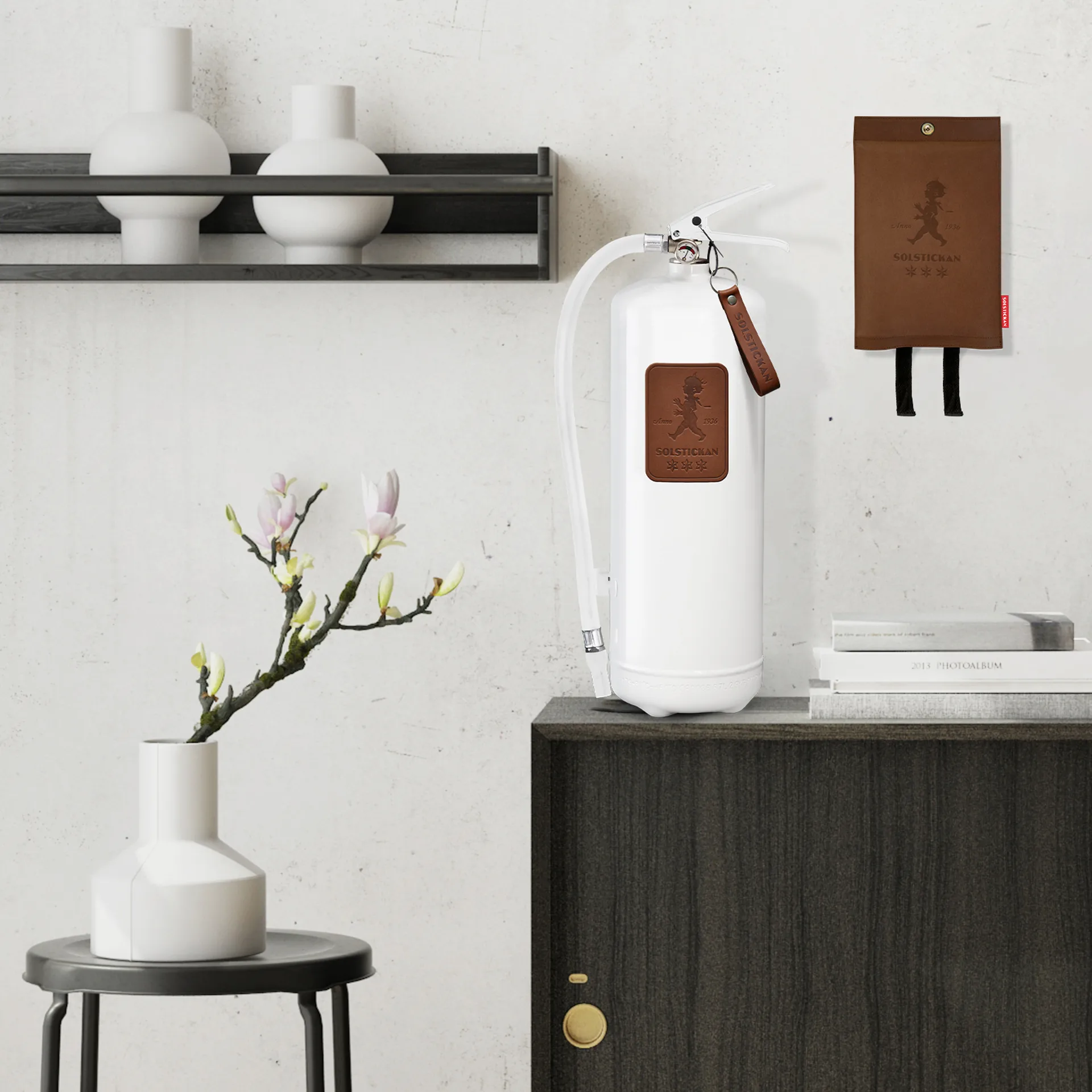 Estintore Solstickan 6 kg, Bianco-pelle marrone scuro  Solstickan Design