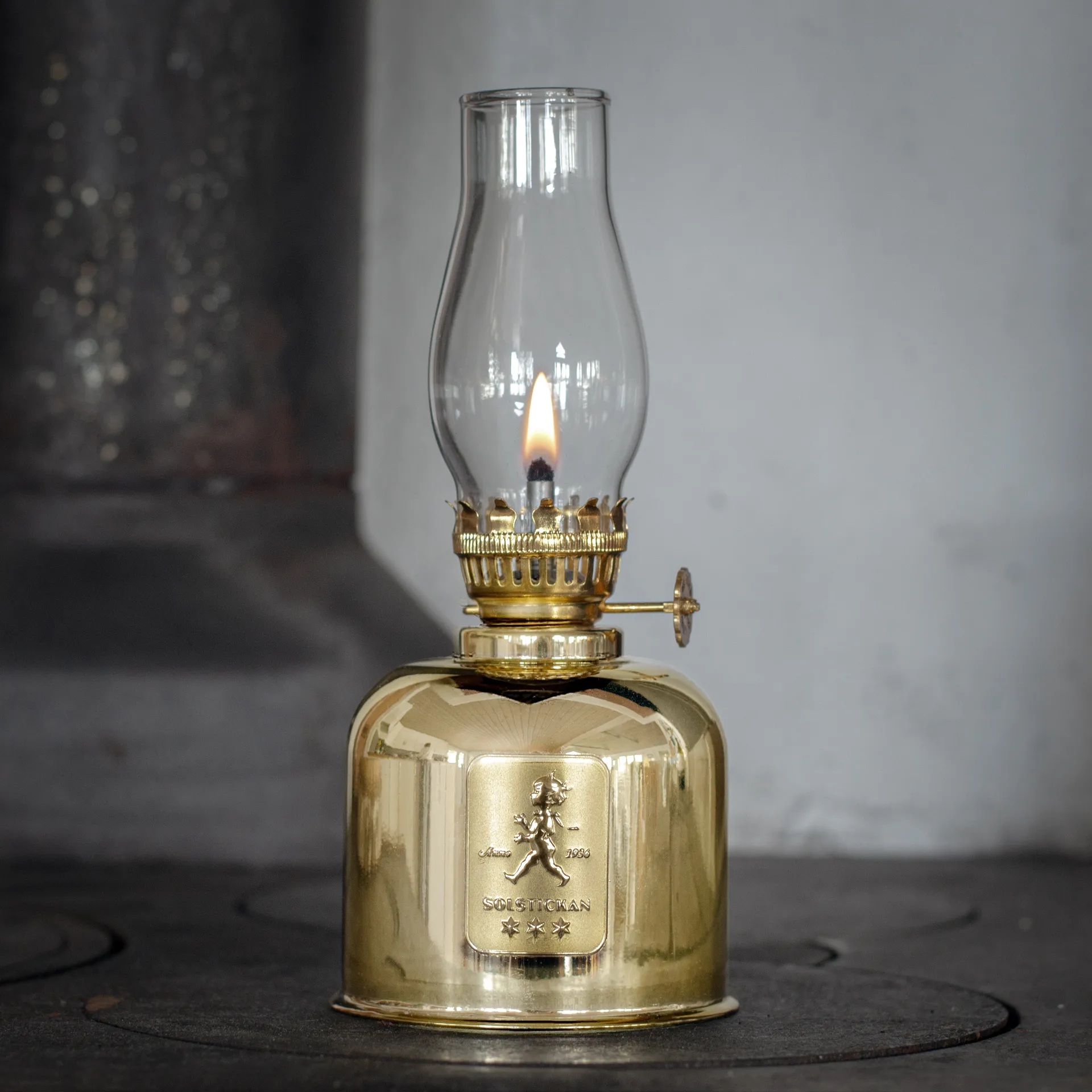 Lampada a paraffina Solstickan, oro, Ø8,5x20 cm Solstickan Design