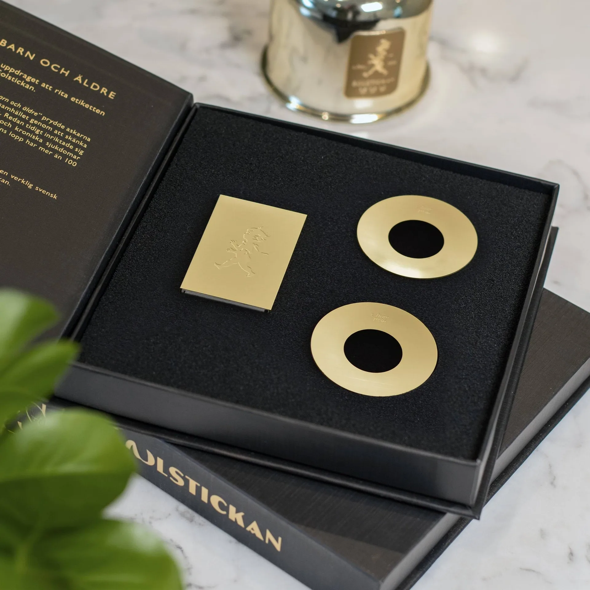Solstickan box celebrativa, 1 pz scatola di fiammiferi, 2 pz gocciolatoi per candele, in ottone Solstickan Design