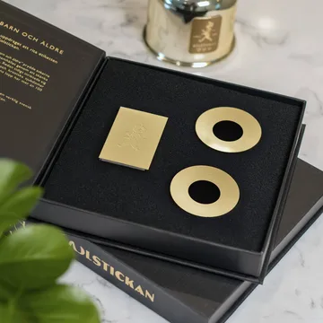 Solstickan box celebrativa - 1 pz scatola di fiammiferi, 2 pz gocciolatoi per candele, in ottone - Solstickan Design