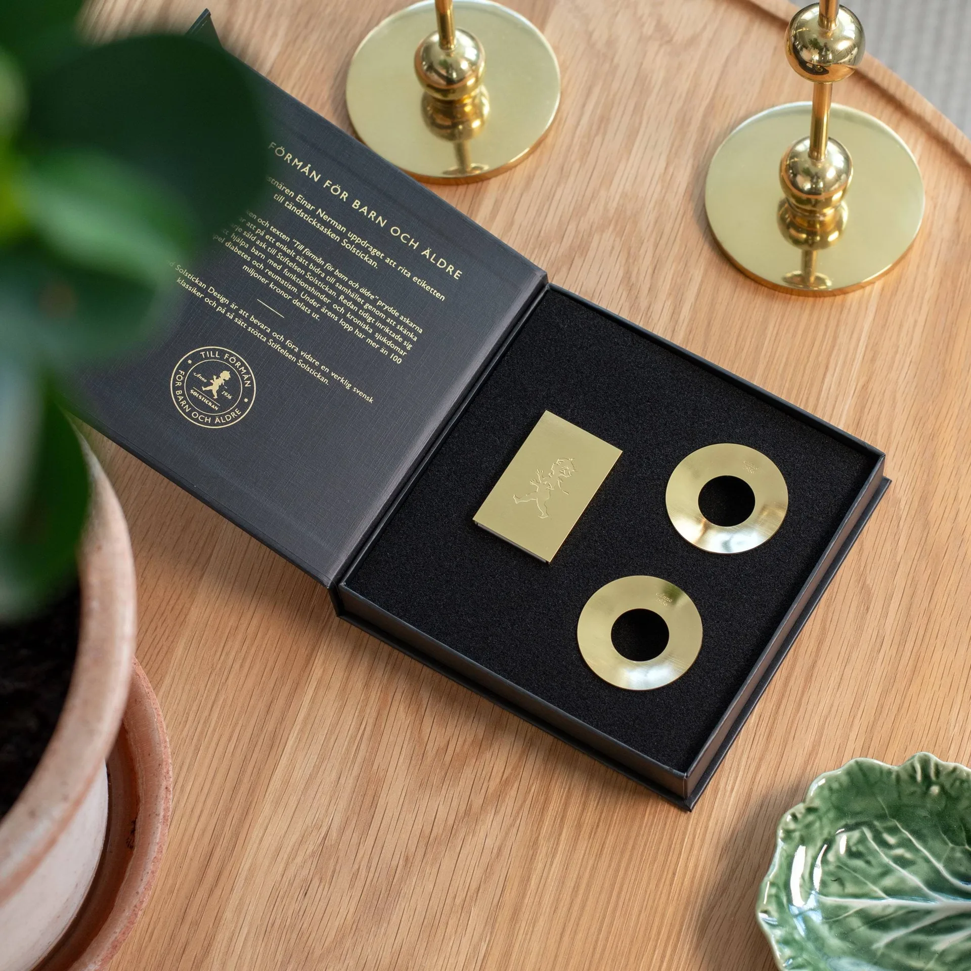 Solstickan box celebrativa, 1 pz scatola di fiammiferi, 2 pz gocciolatoi per candele, in ottone Solstickan Design
