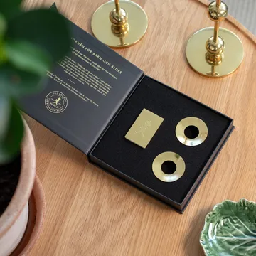 Solstickan box celebrativa - 1 pz scatola di fiammiferi, 2 pz gocciolatoi per candele, in ottone - Solstickan Design