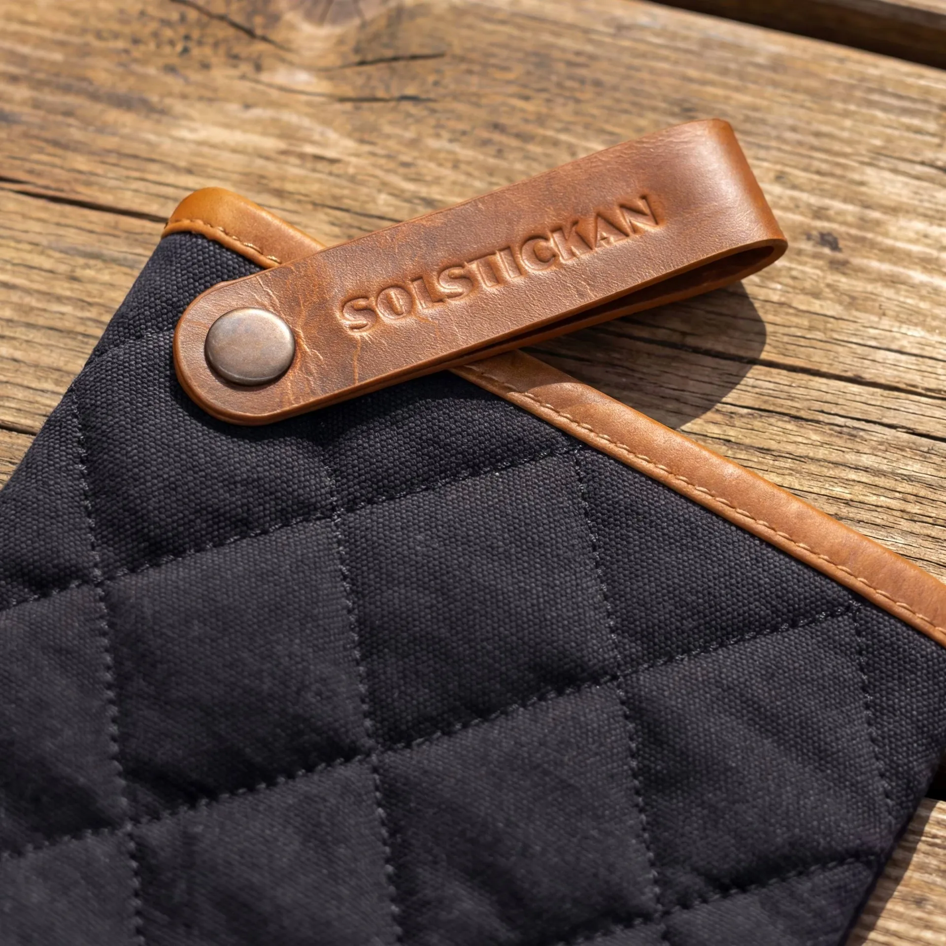 Solstickan guanto da forno in canvas, Nero Solstickan Design