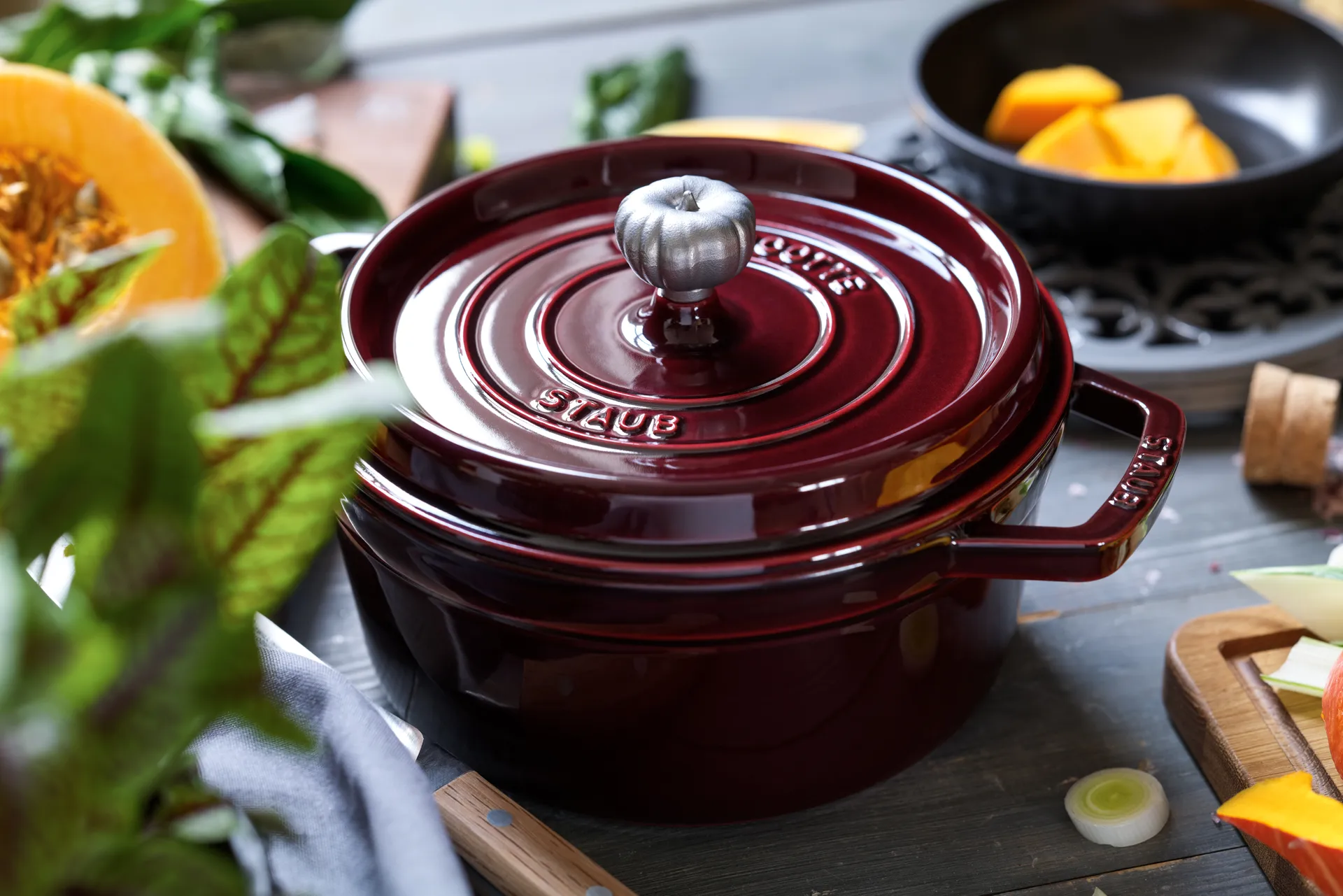 Casseruola rotonda in ghisa Staub La Cocotte 5,2 L, Grenadine rosso STAUB