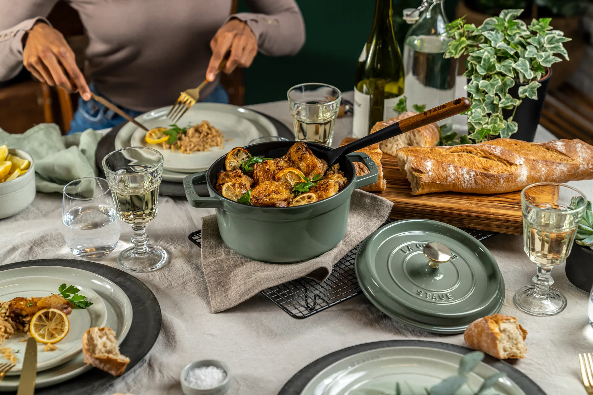 Casseruola rotonda in ghisa Staub La Cocotte 5,2 L, Legno di eucalipto STAUB