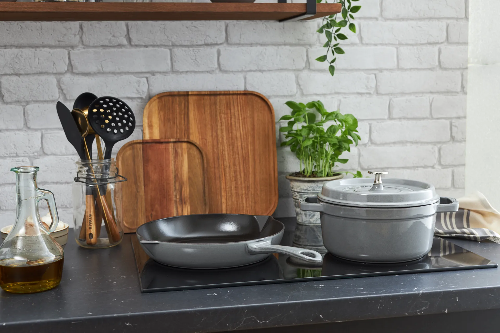 Padella in ghisa con beccuccio Staub Ø26 cm, Grigio grafite STAUB