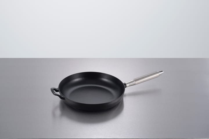 Padella in ghisa nera Buster & Punch Ø28 cm, Maniglia in acciaio STAUB