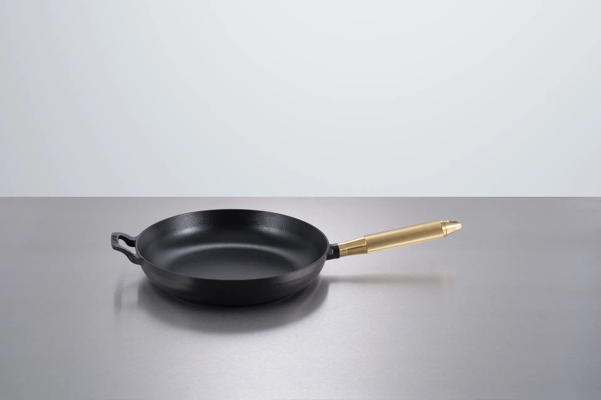 Padella in ghisa nera Buster & Punch Ø28 cm, Maniglia in ottone STAUB