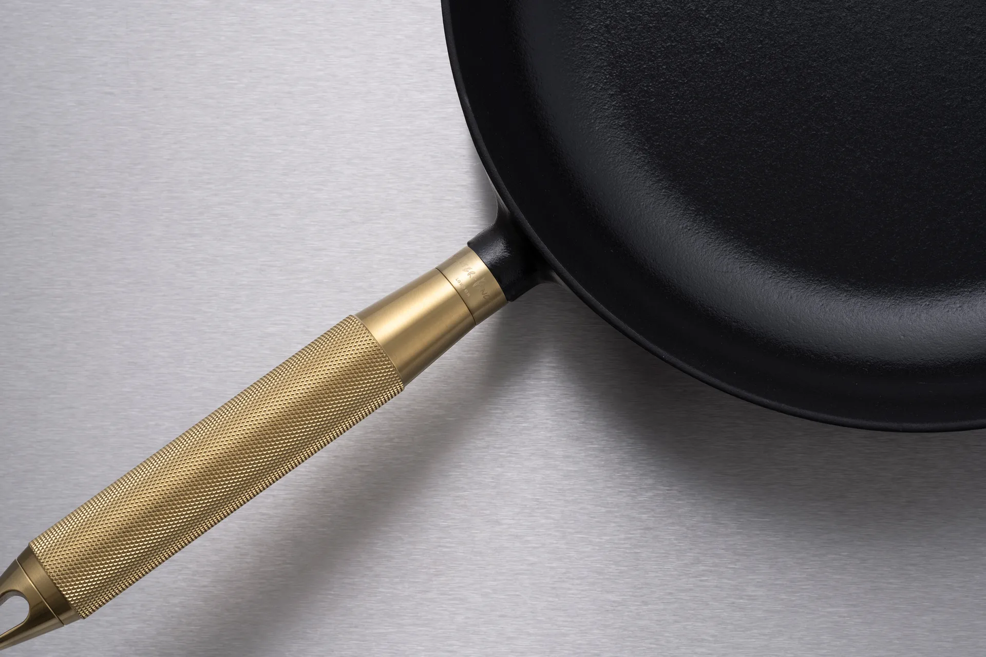 Padella in ghisa nera Buster & Punch Ø28 cm, Maniglia in ottone STAUB