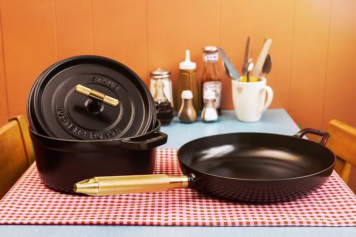 Padella in ghisa nera Buster & Punch Ø28 cm, Maniglia in ottone STAUB