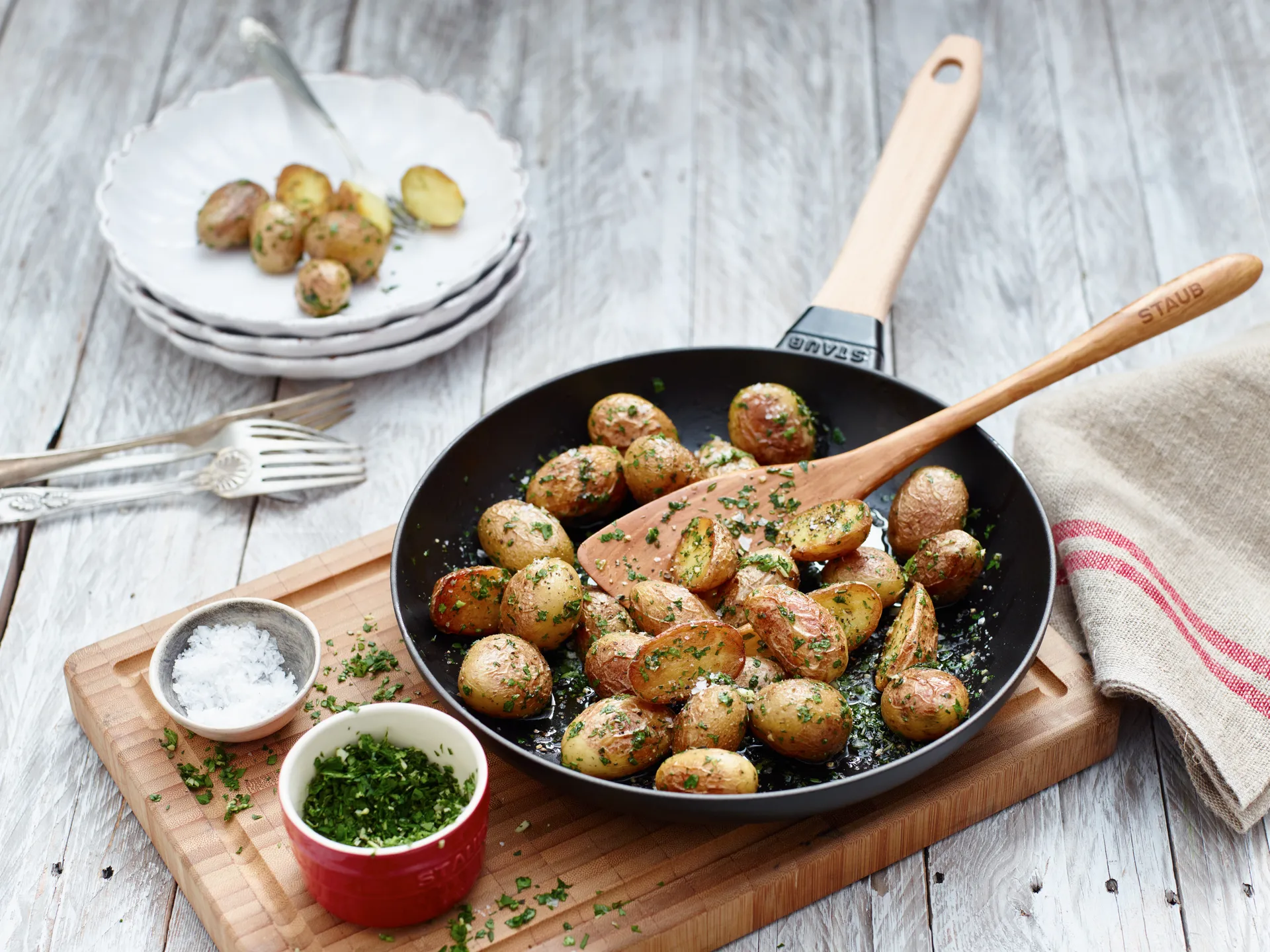 Padella Staub in ghisa nera con manico in legno chiaro, Ø20 cm STAUB