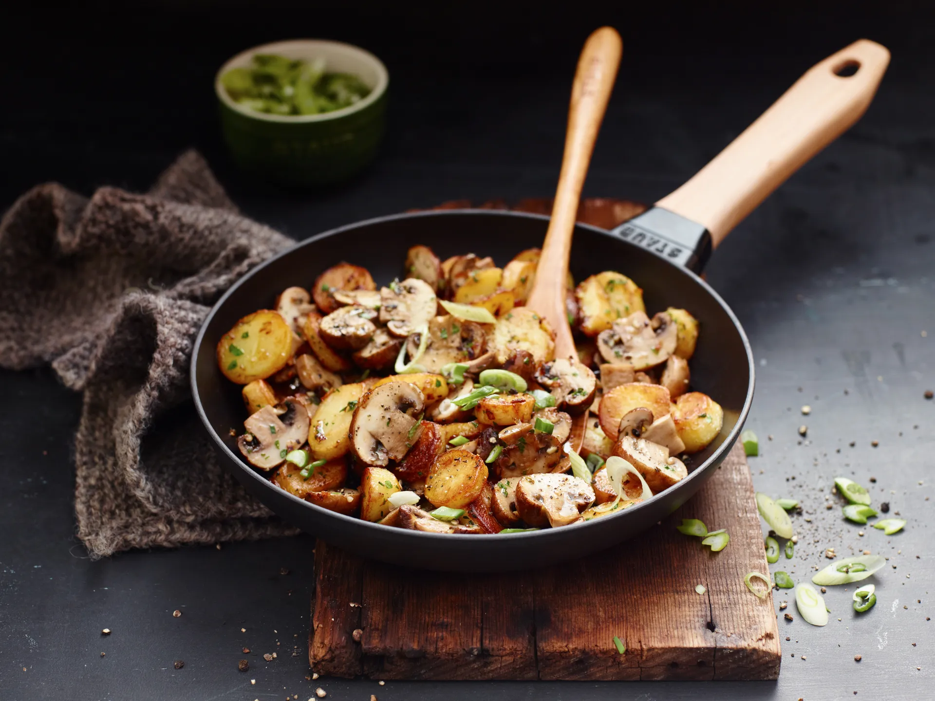Padella Staub in ghisa nera con manico in legno chiaro, Ø24 cm STAUB