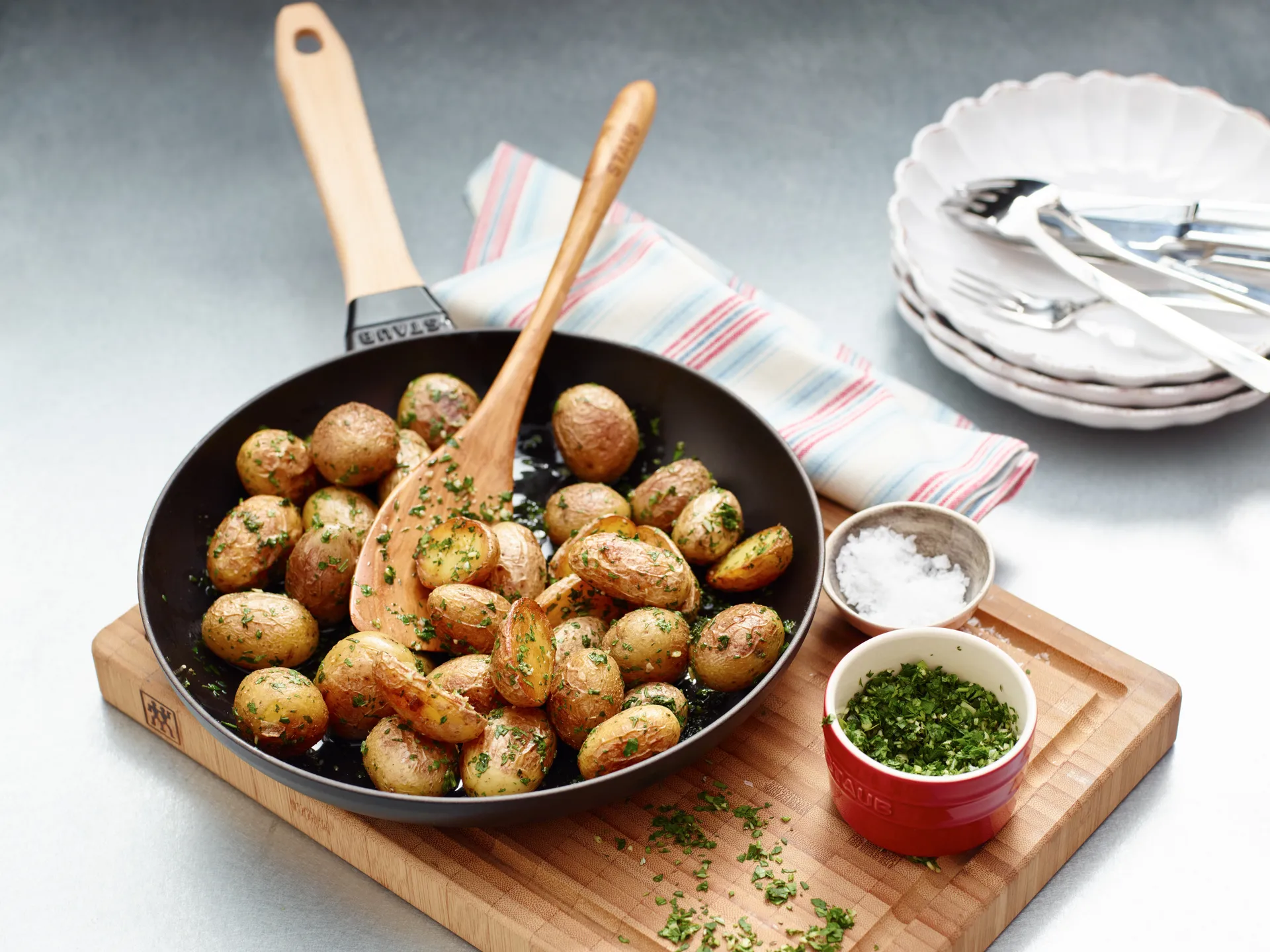 Padella Staub in ghisa nera con manico in legno chiaro, Ø26 cm STAUB